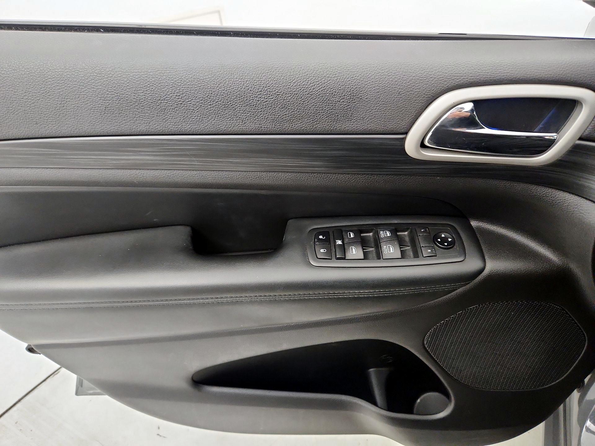 Thumbnail: 2020 Jeep Grand Cherokee - 12