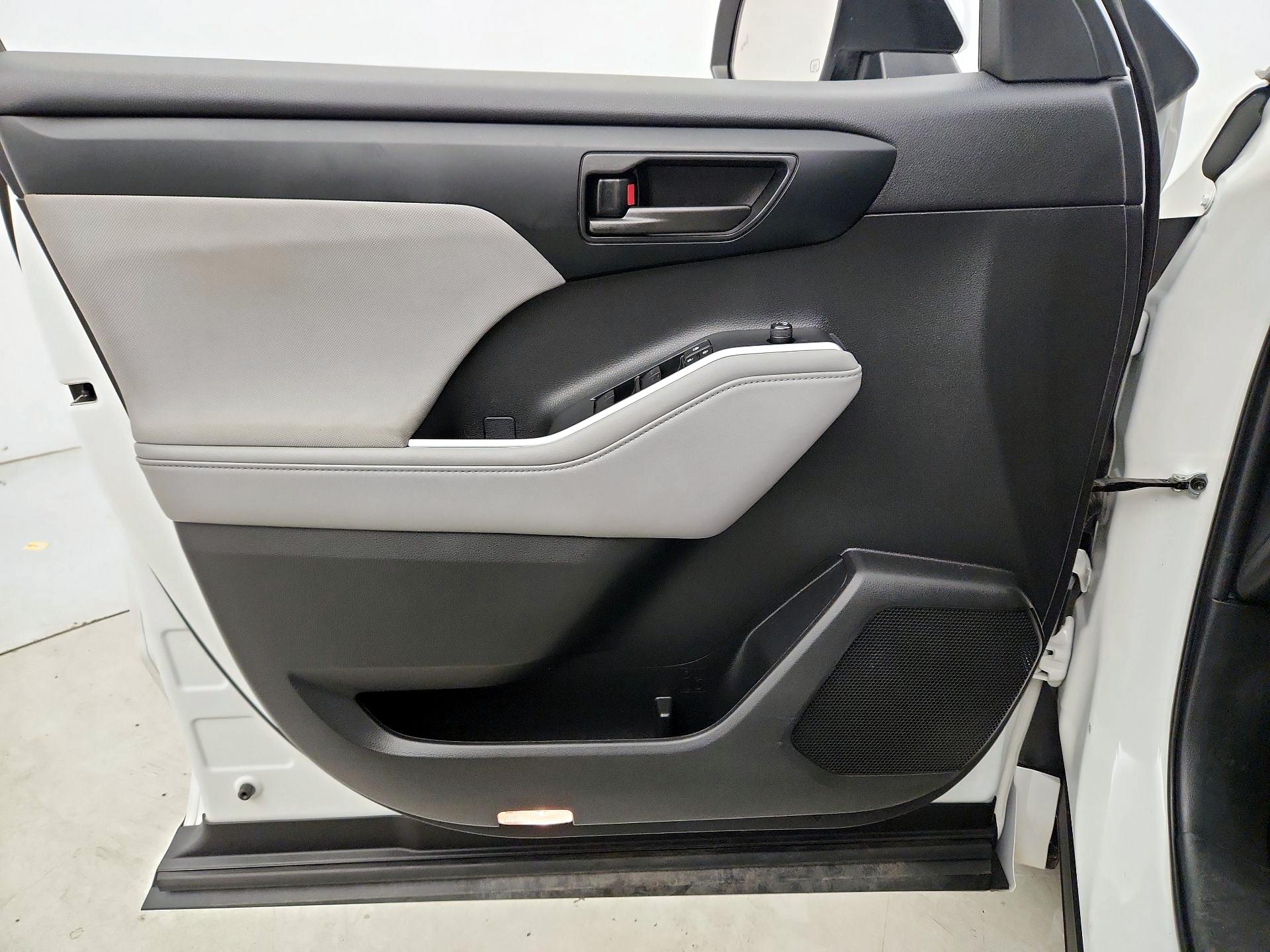 Thumbnail: 2023 Toyota Highlander - 12