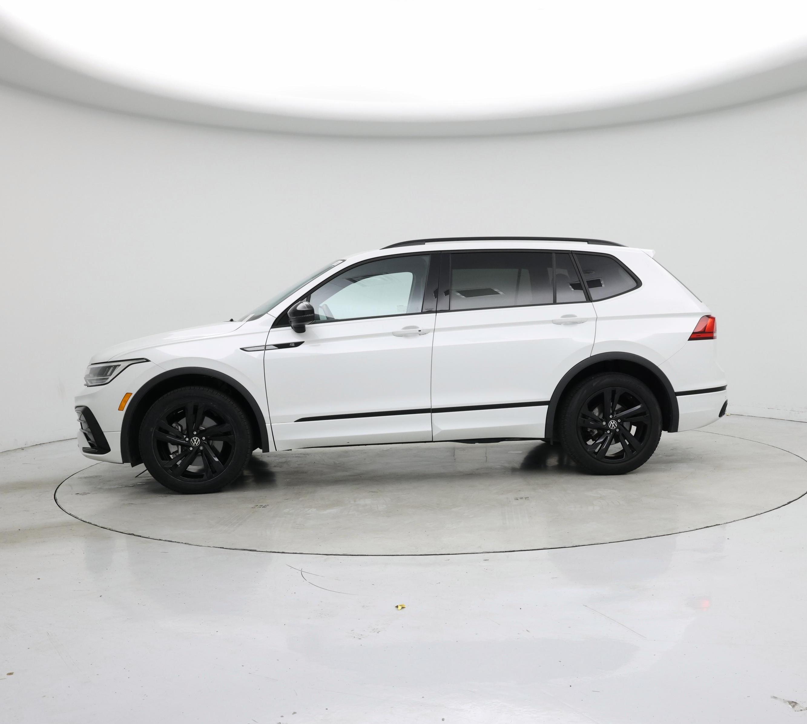 Thumbnail: 2023 Volkswagen Tiguan - 3