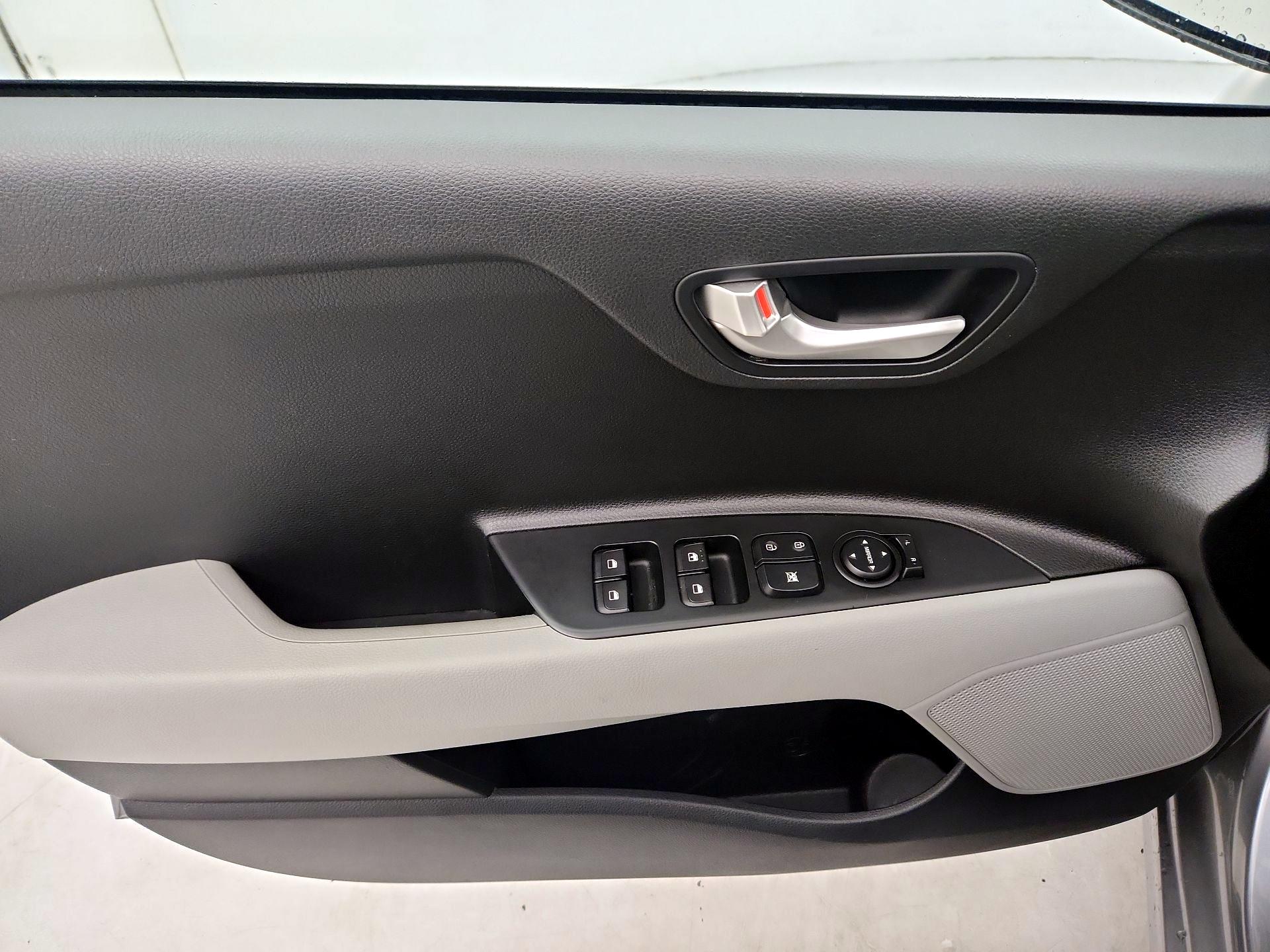 Thumbnail: 2022 Kia Rio - 12