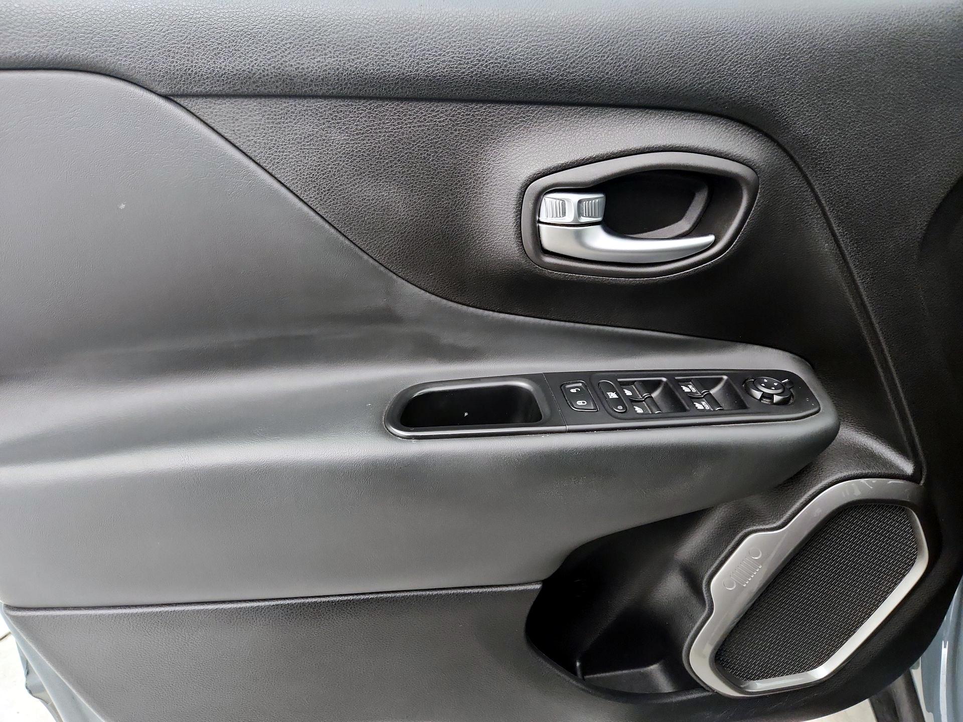 Thumbnail: 2018 Jeep Renegade - 12