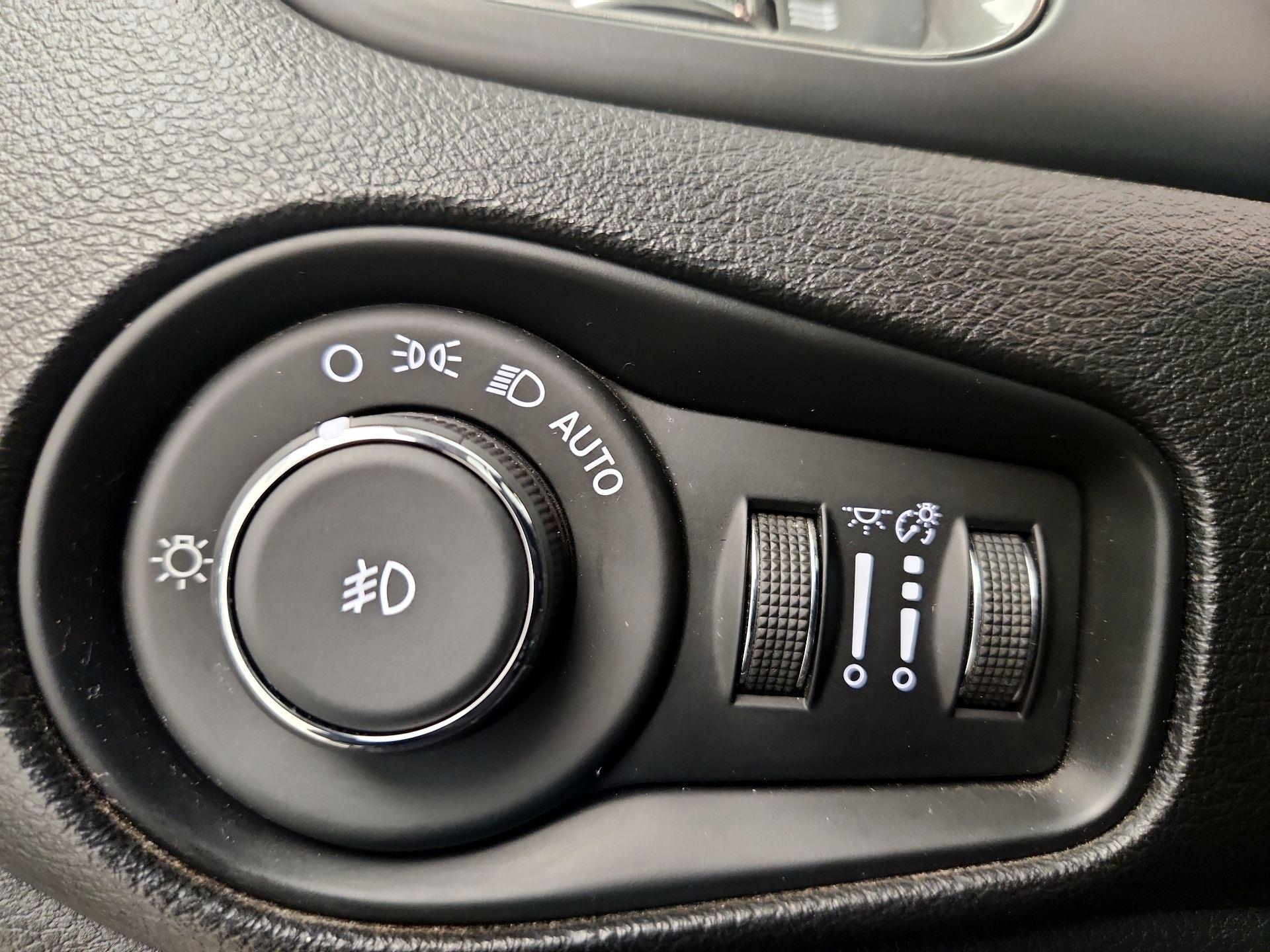 Thumbnail: 2018 Jeep Renegade - 13