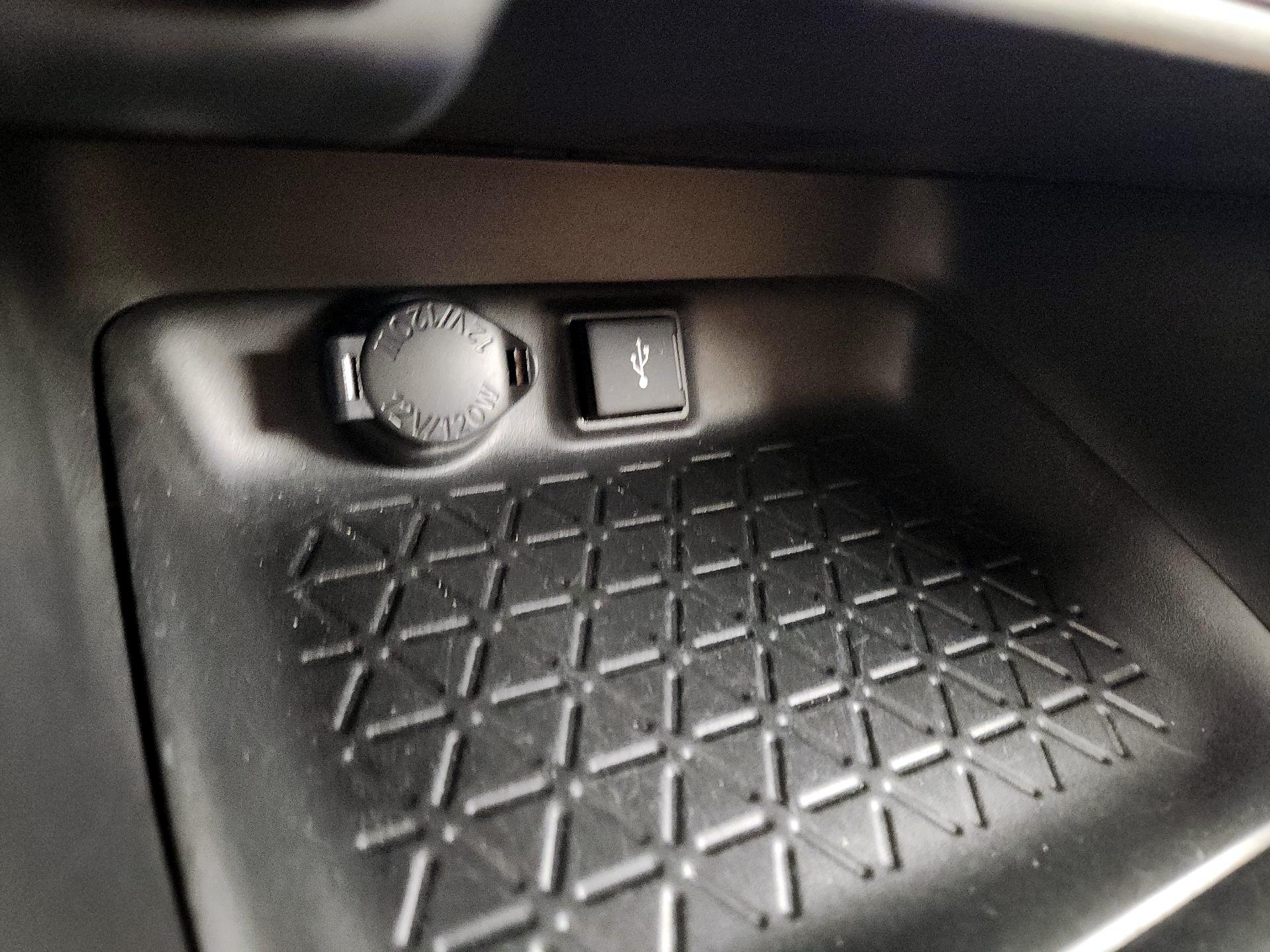 Thumbnail: 2022 Toyota RAV4 - 18