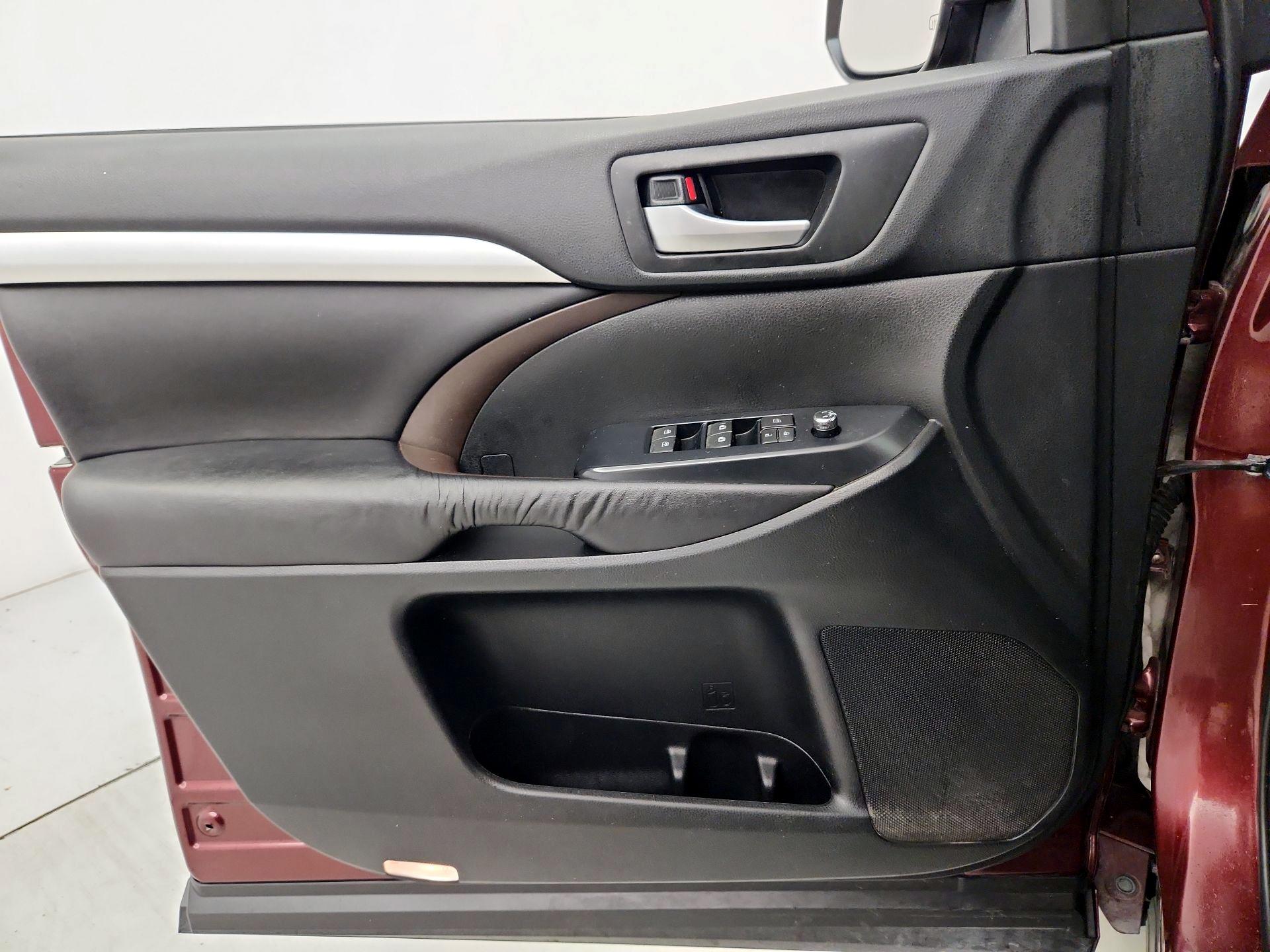 Thumbnail: 2016 Toyota Highlander - 12