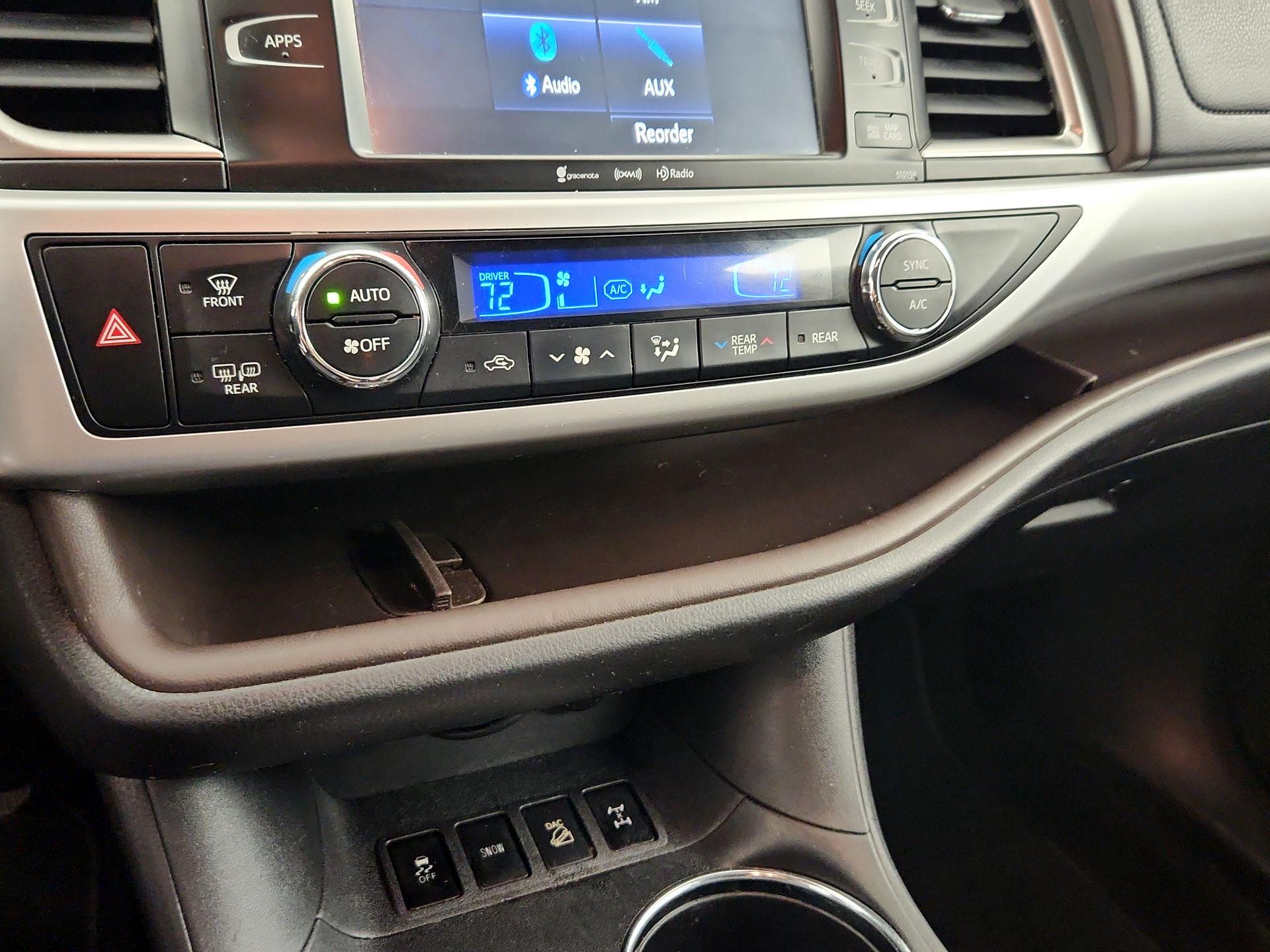 Thumbnail: 2016 Toyota Highlander - 16
