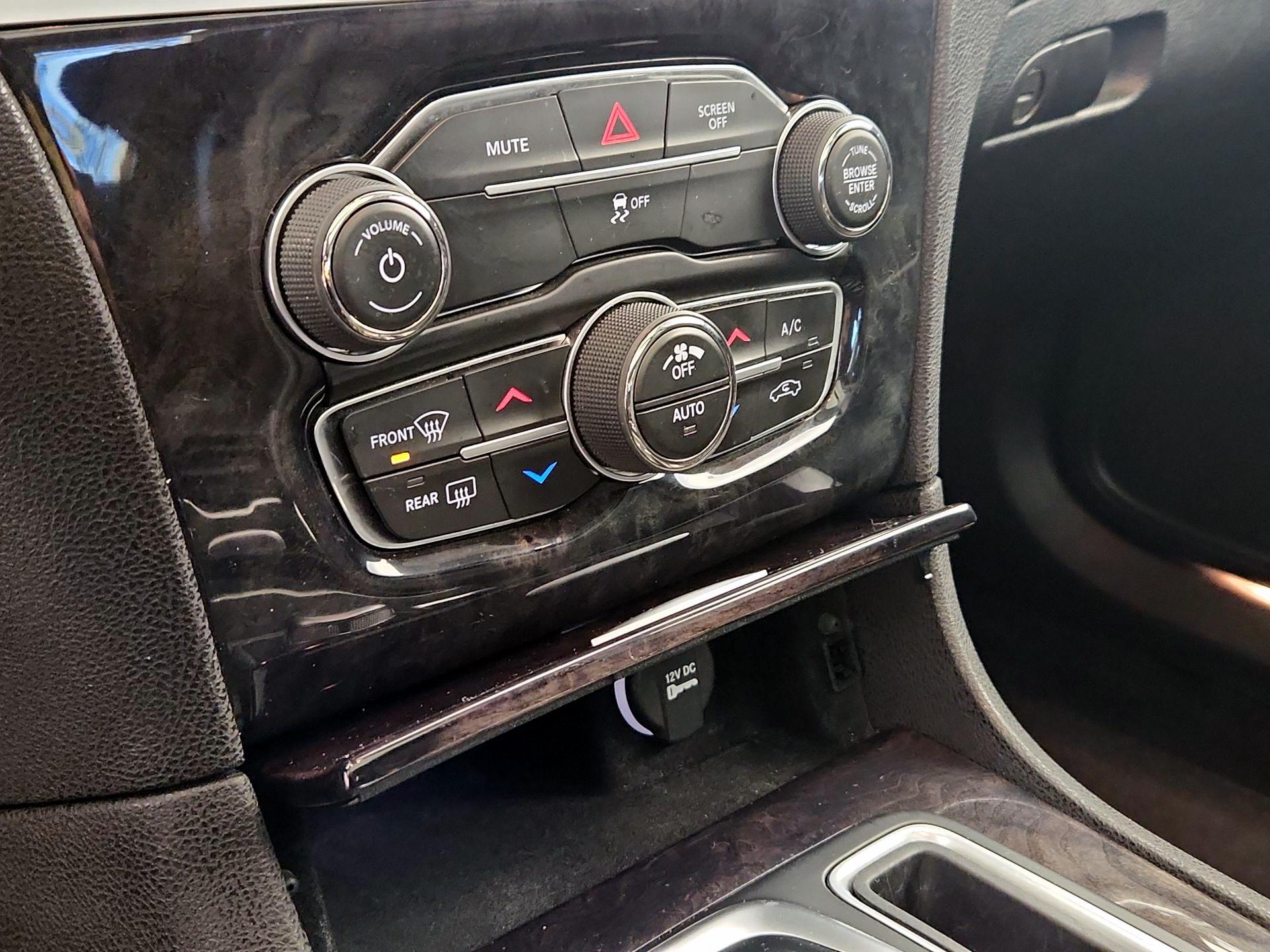 Thumbnail: 2019 Chrysler 300 - 17