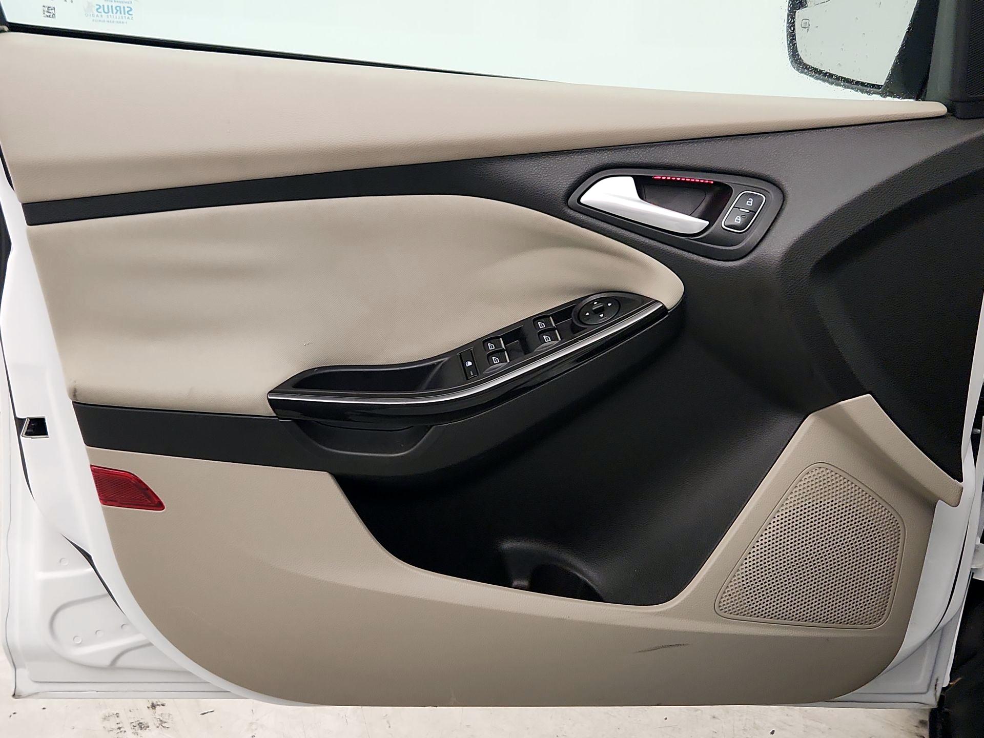 Thumbnail: 2016 Ford Focus - 12