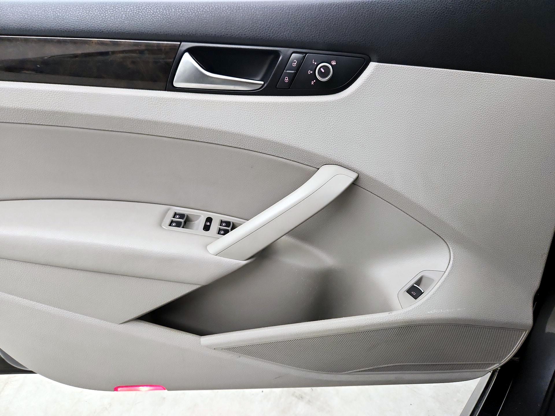 Thumbnail: 2015 Volkswagen Passat - 12