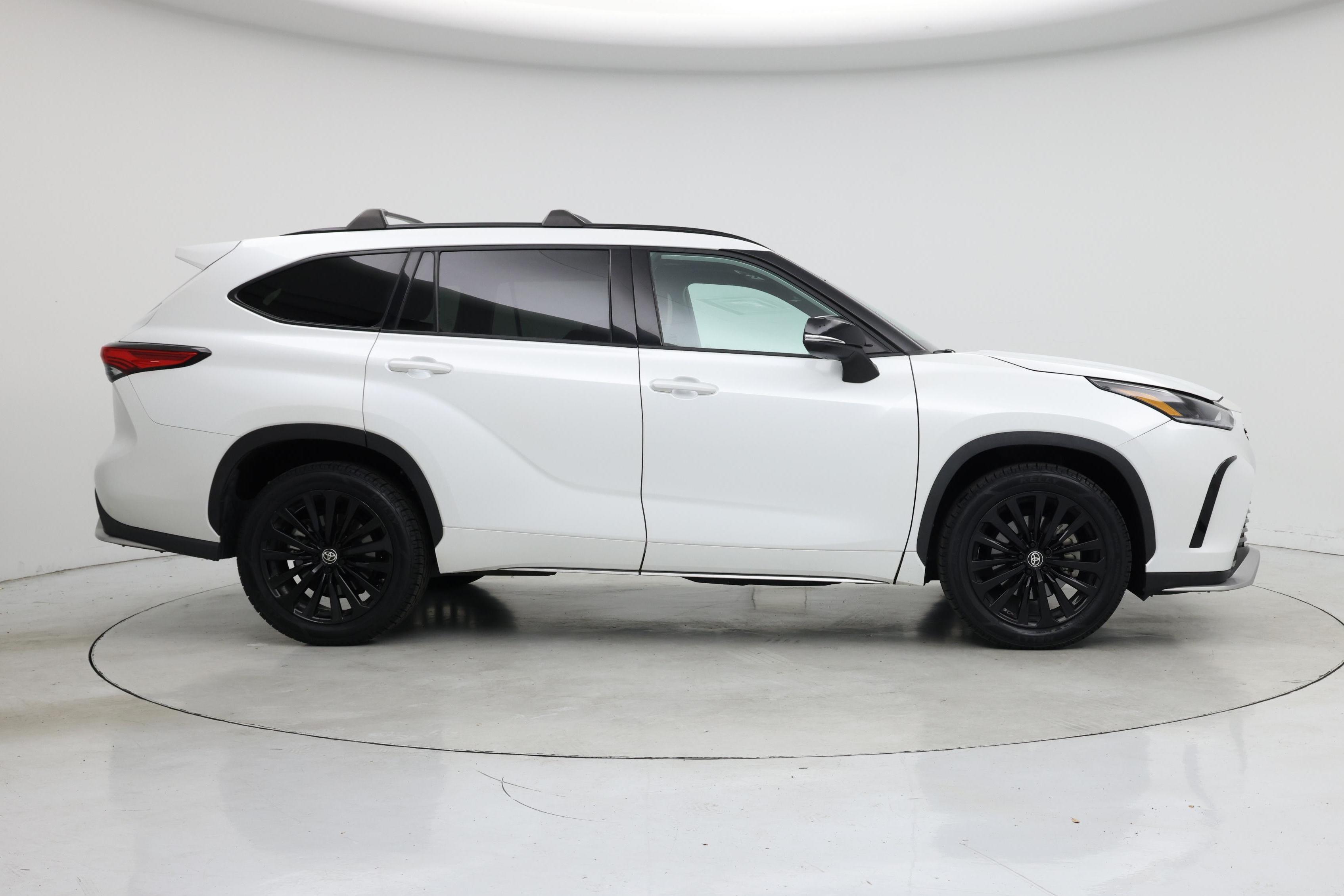 Thumbnail: 2023 Toyota Highlander - 7