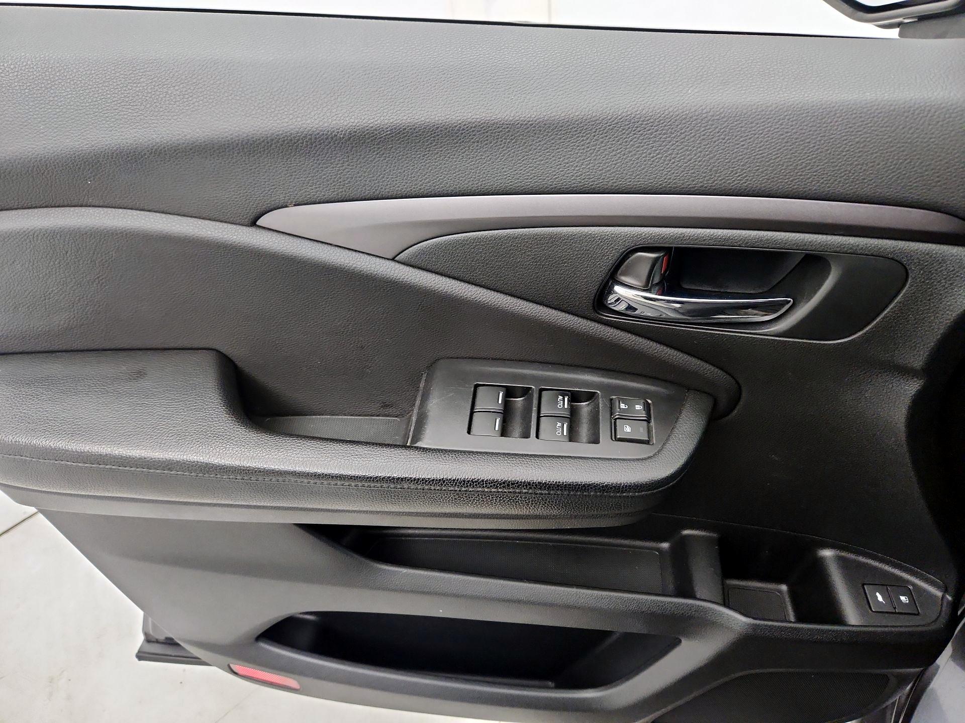 Thumbnail: 2017 Honda Pilot - 12