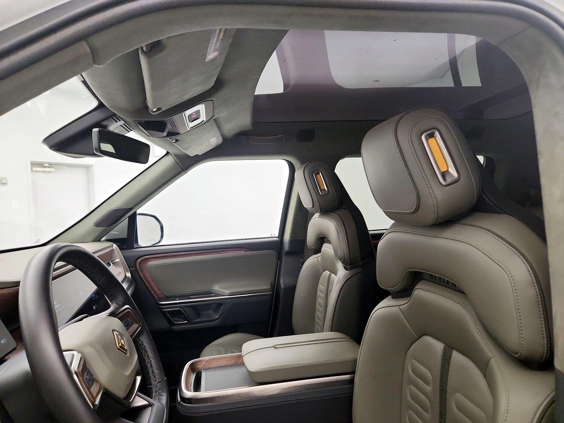 Thumbnail: 2023 Rivian R1S - 19