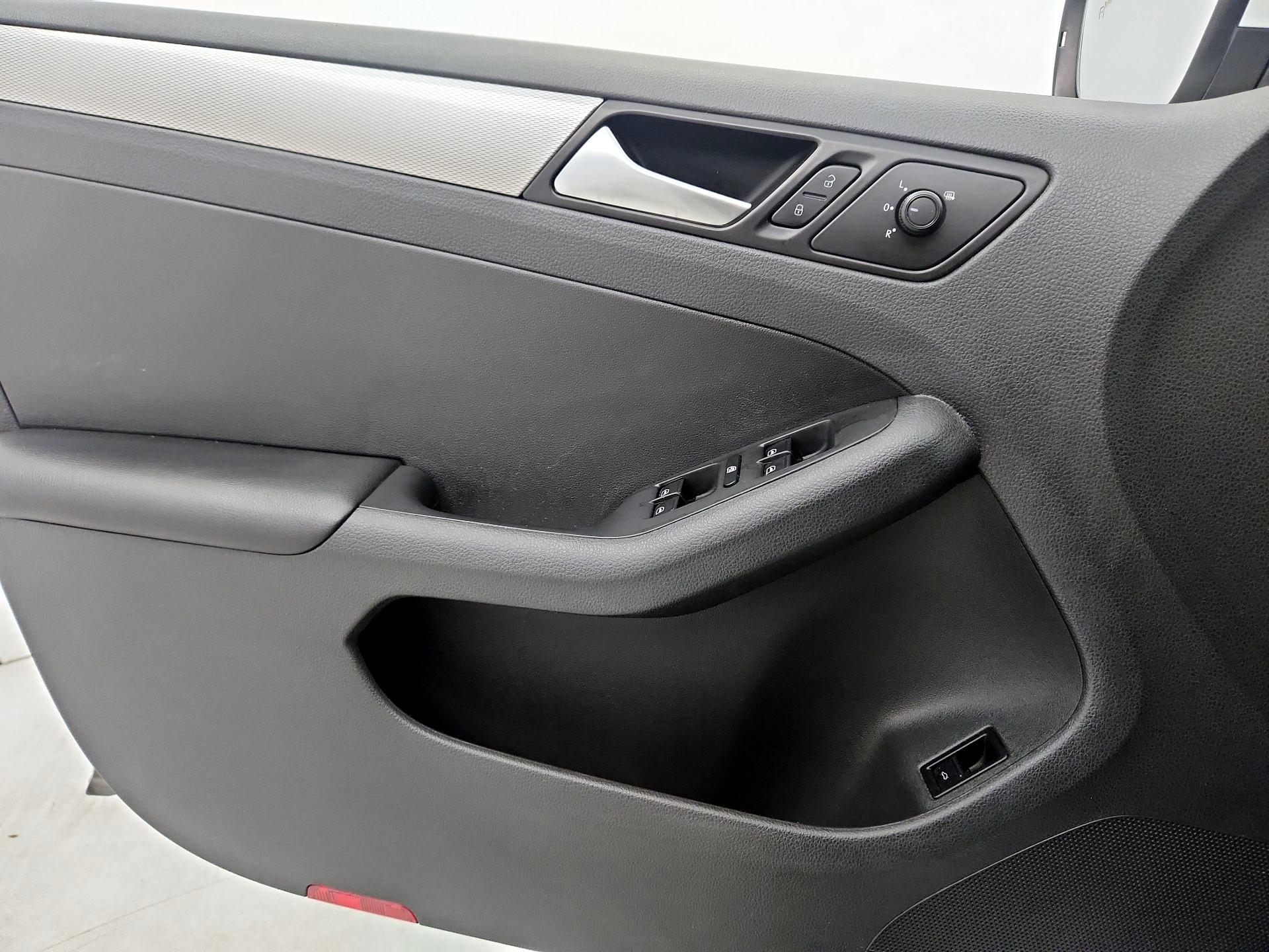 Thumbnail: 2017 Volkswagen Jetta - 12