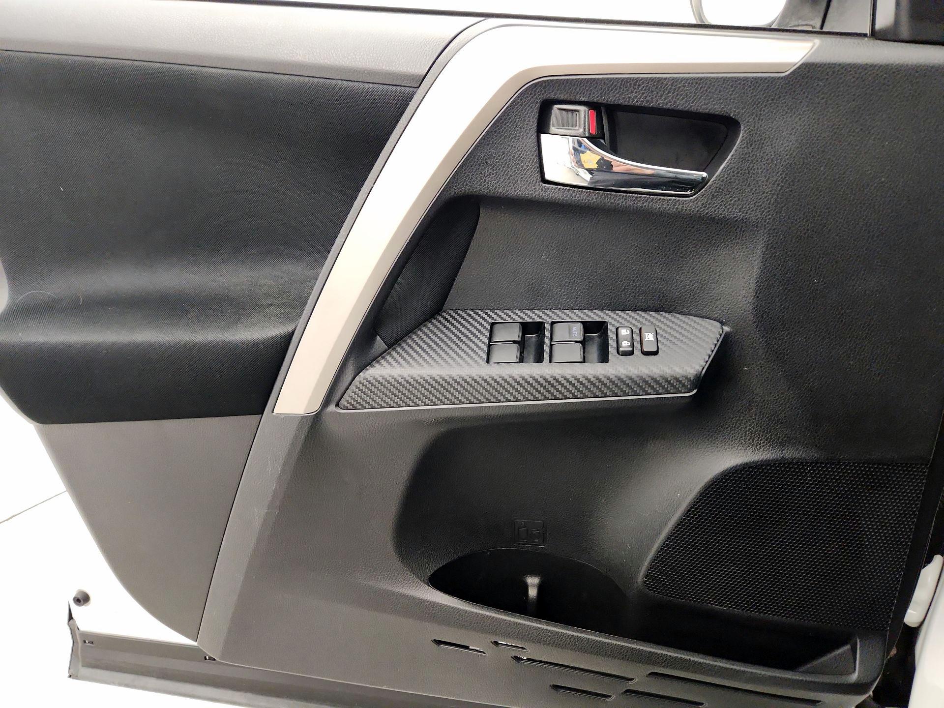 Thumbnail: 2015 Toyota RAV4 - 12