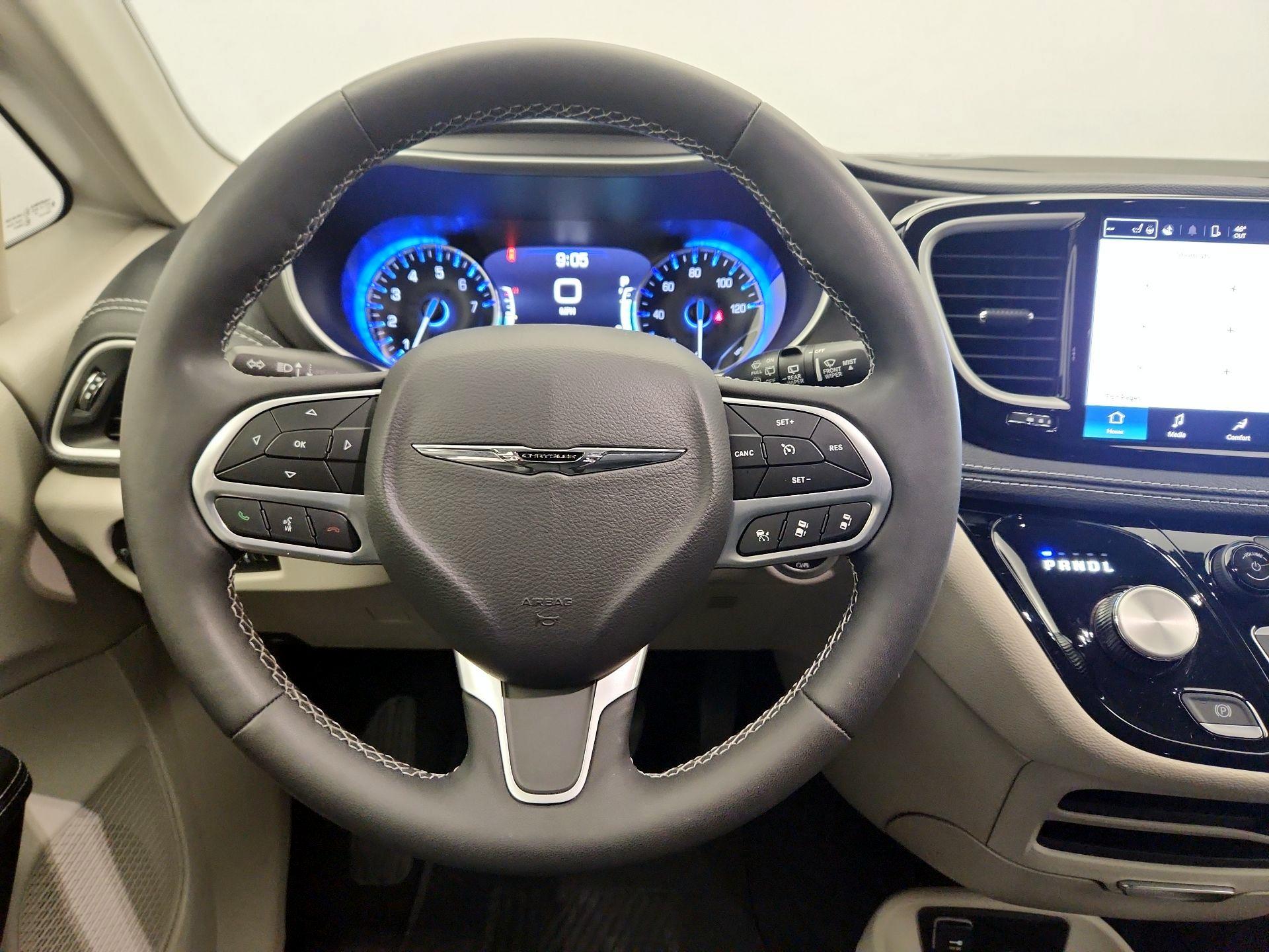 Thumbnail: 2023 Chrysler Pacifica - 10