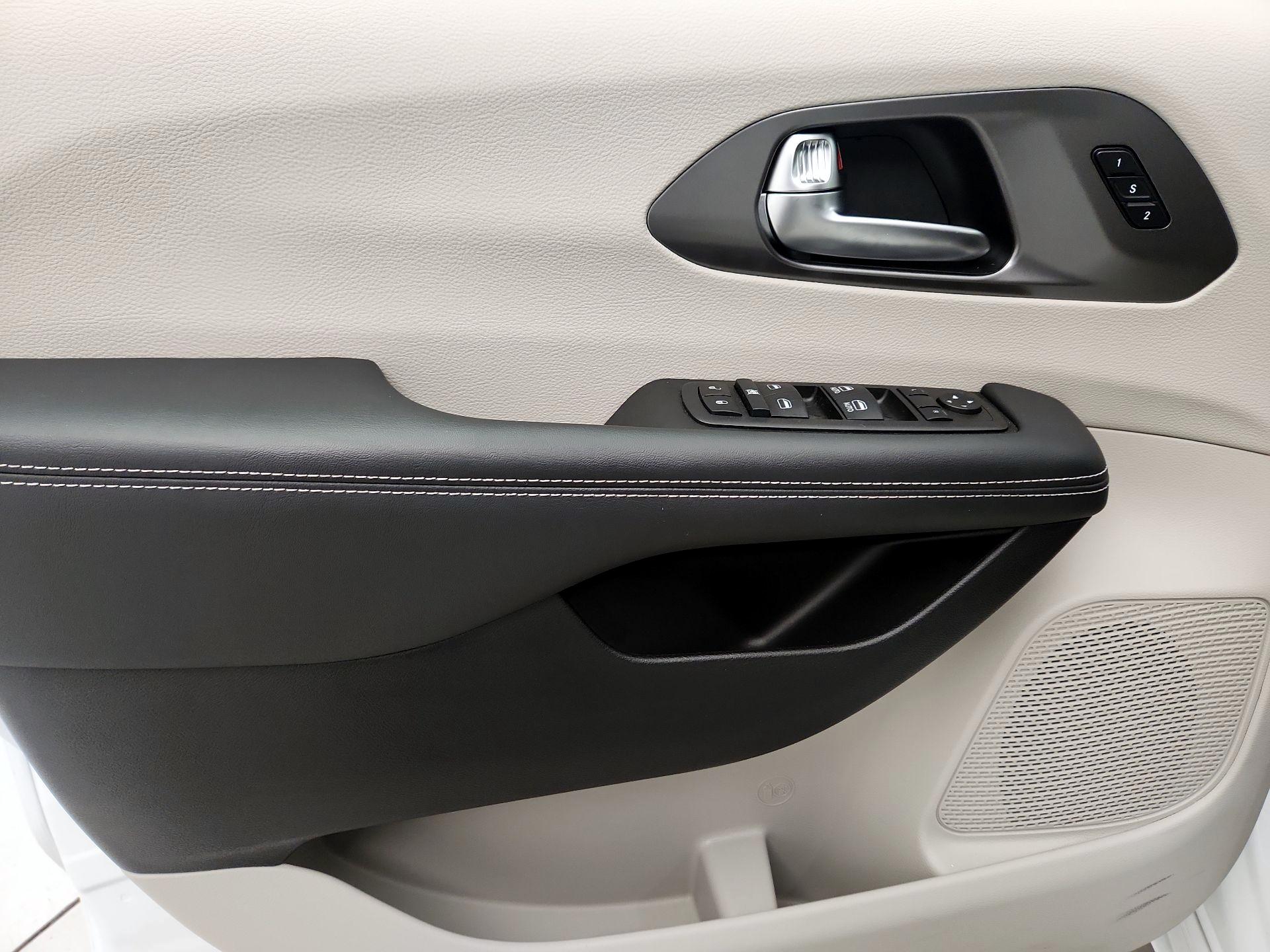 Thumbnail: 2023 Chrysler Pacifica - 12