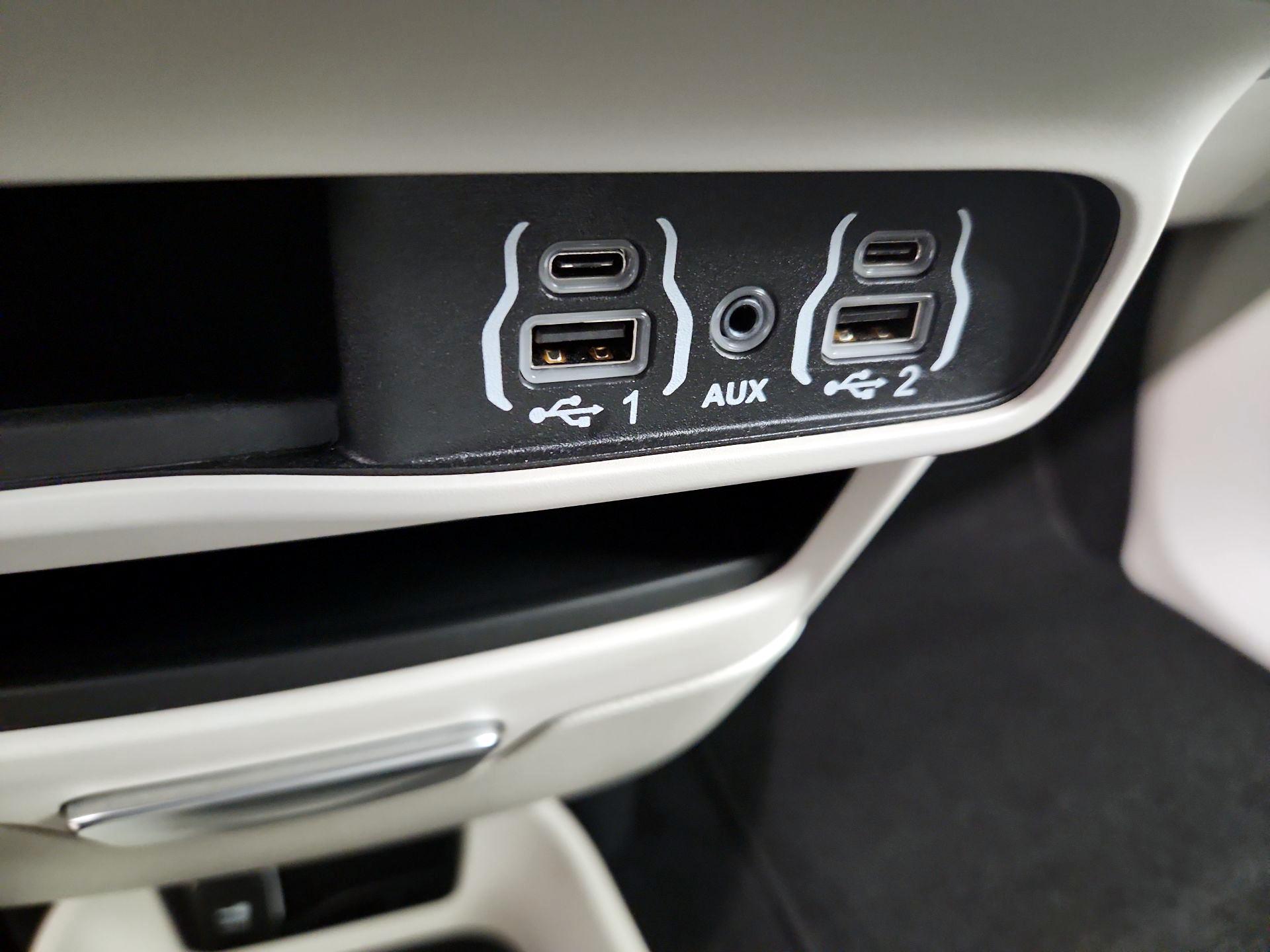 Thumbnail: 2023 Chrysler Pacifica - 18