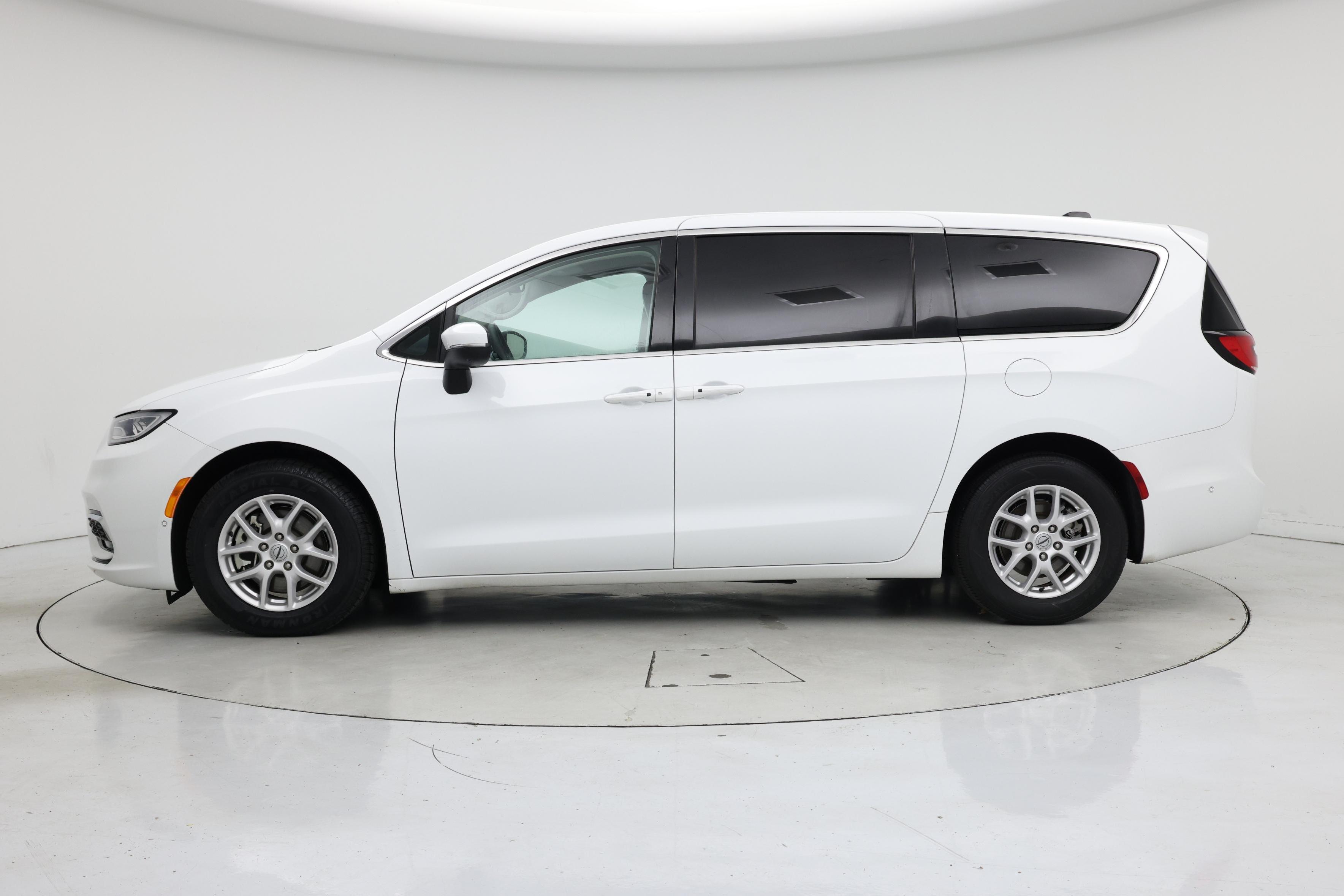 Thumbnail: 2023 Chrysler Pacifica - 3