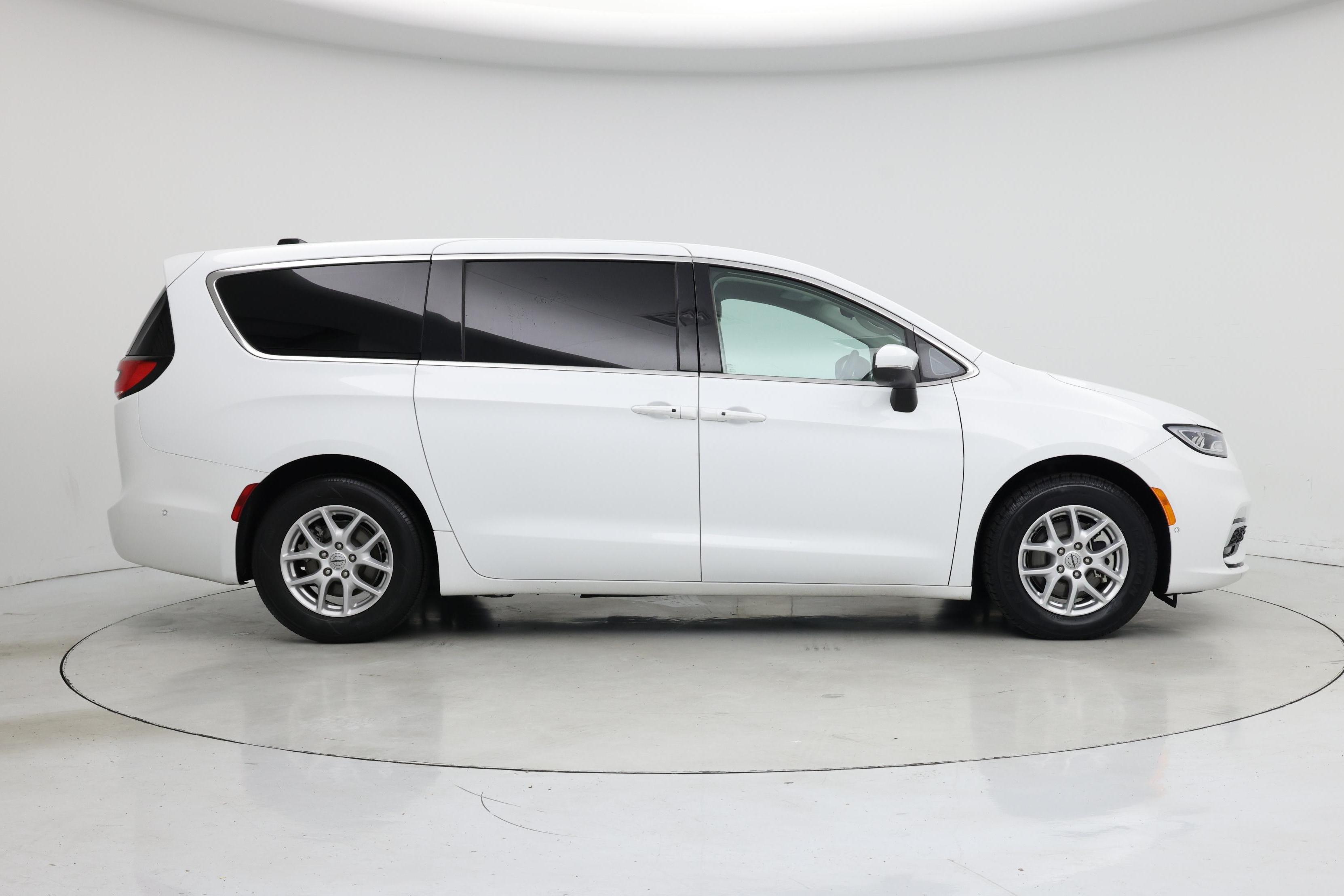 Thumbnail: 2023 Chrysler Pacifica - 7