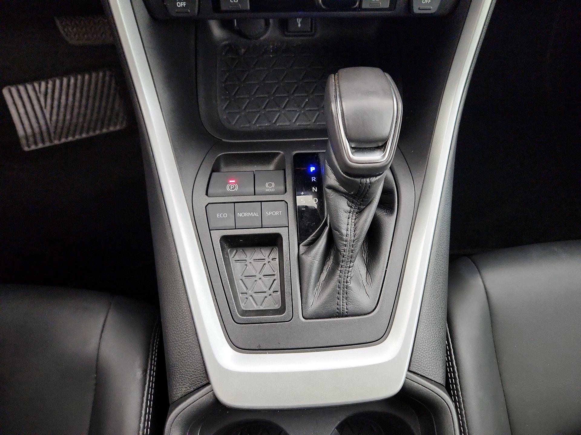 Thumbnail: 2021 Toyota RAV4 - 17