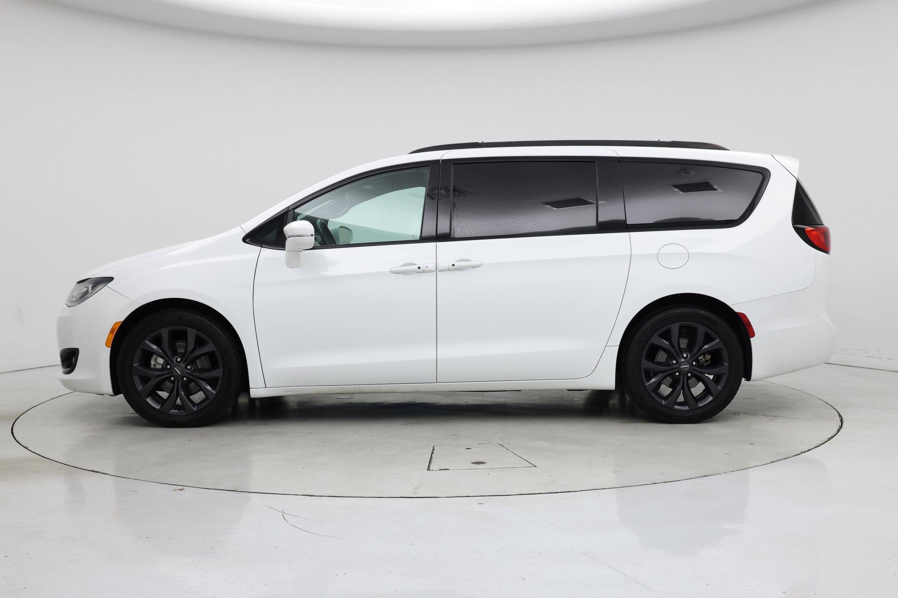 Thumbnail: 2019 Chrysler Pacifica - 3