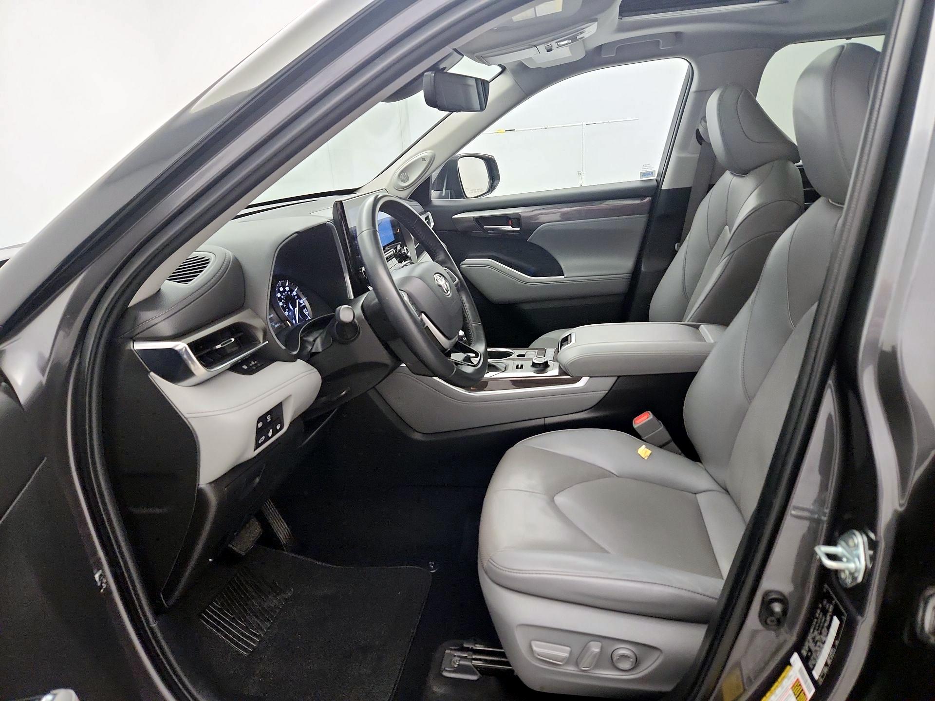 Thumbnail: 2022 Toyota Highlander - 11