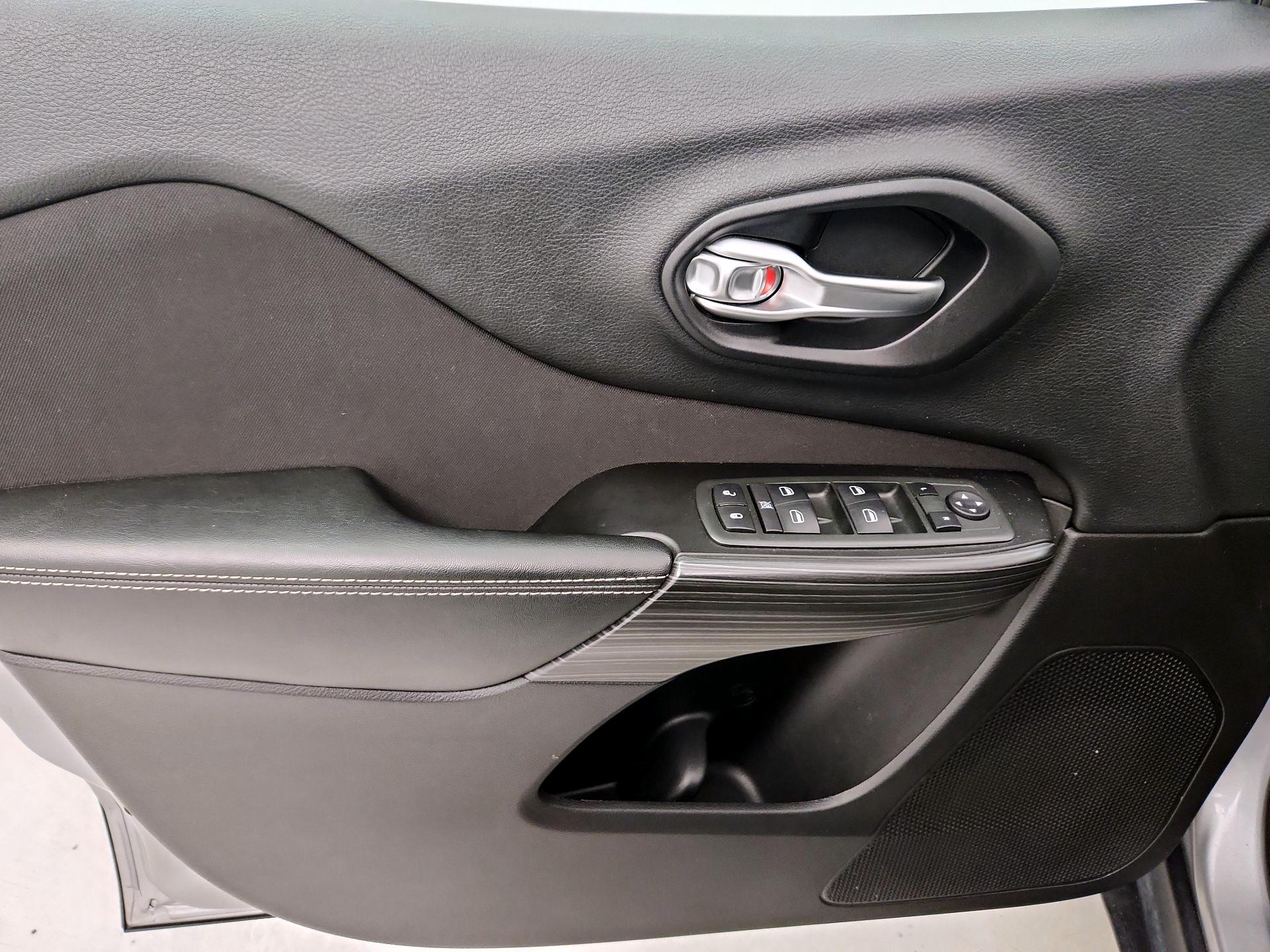 Thumbnail: 2015 Jeep Cherokee - 12