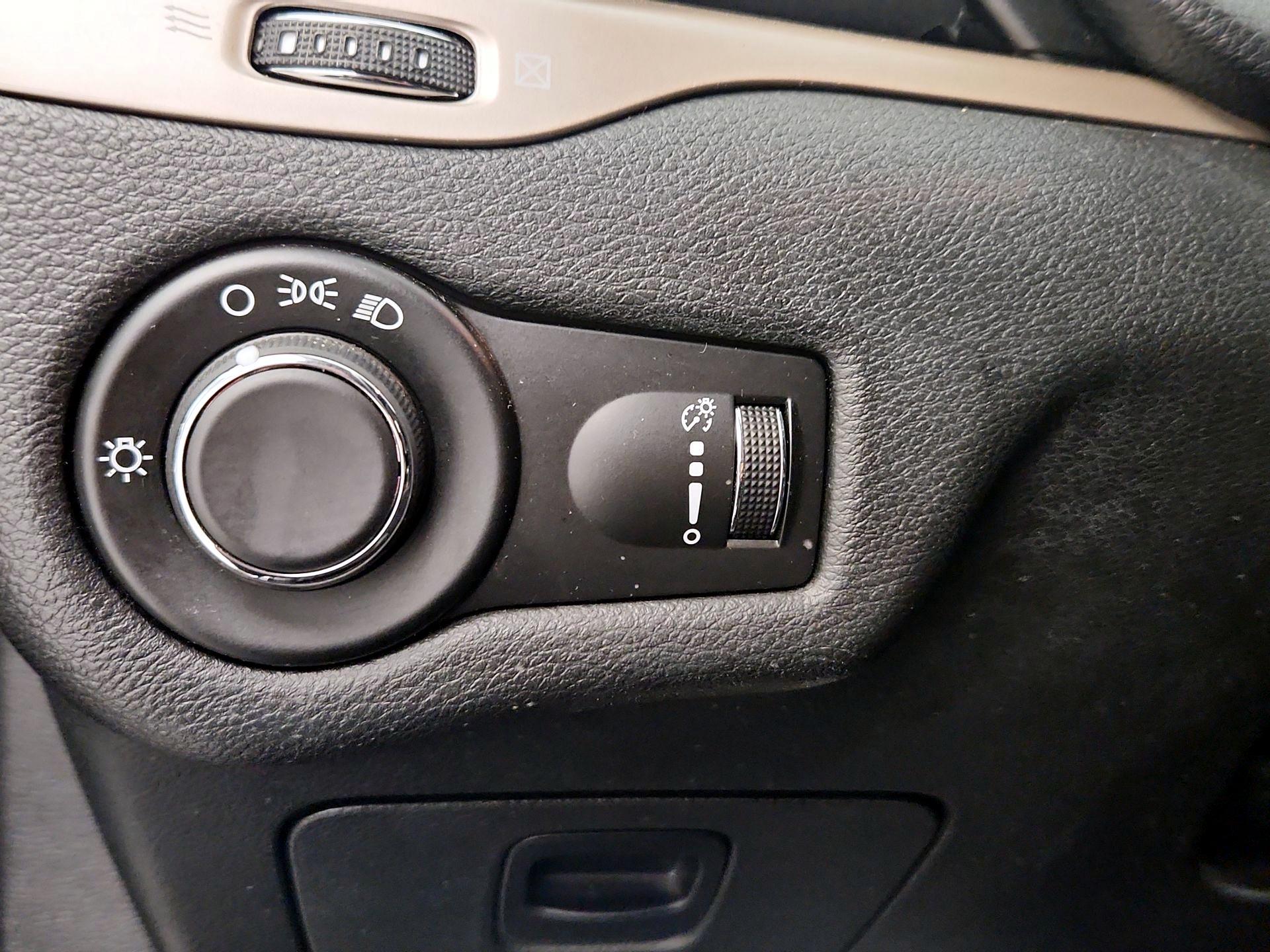 Thumbnail: 2015 Jeep Cherokee - 13