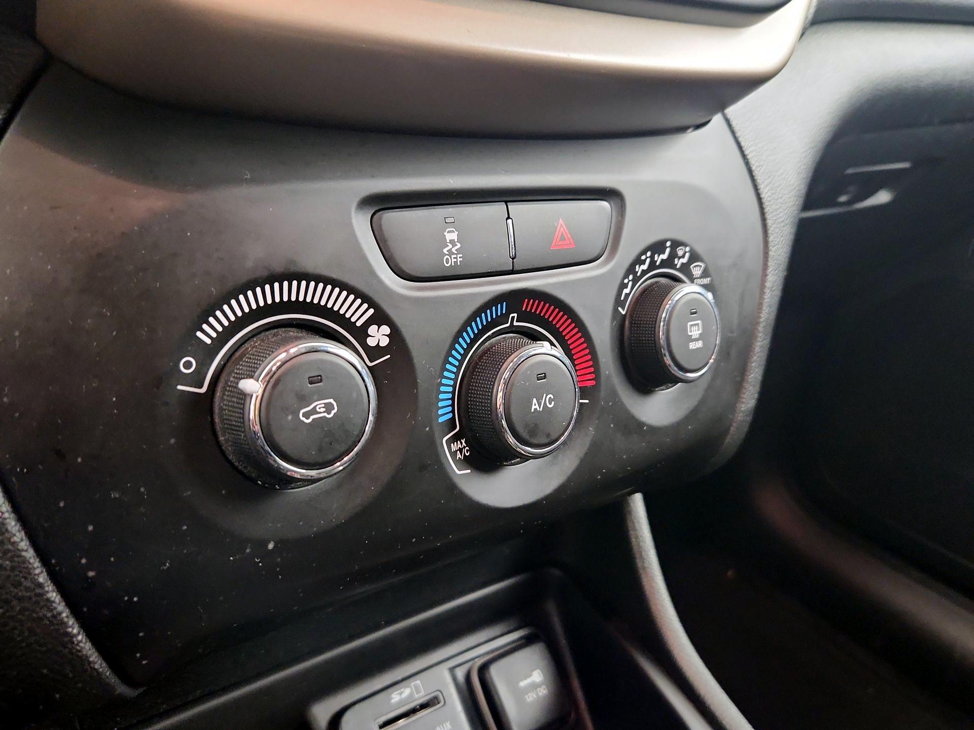 Thumbnail: 2015 Jeep Cherokee - 15