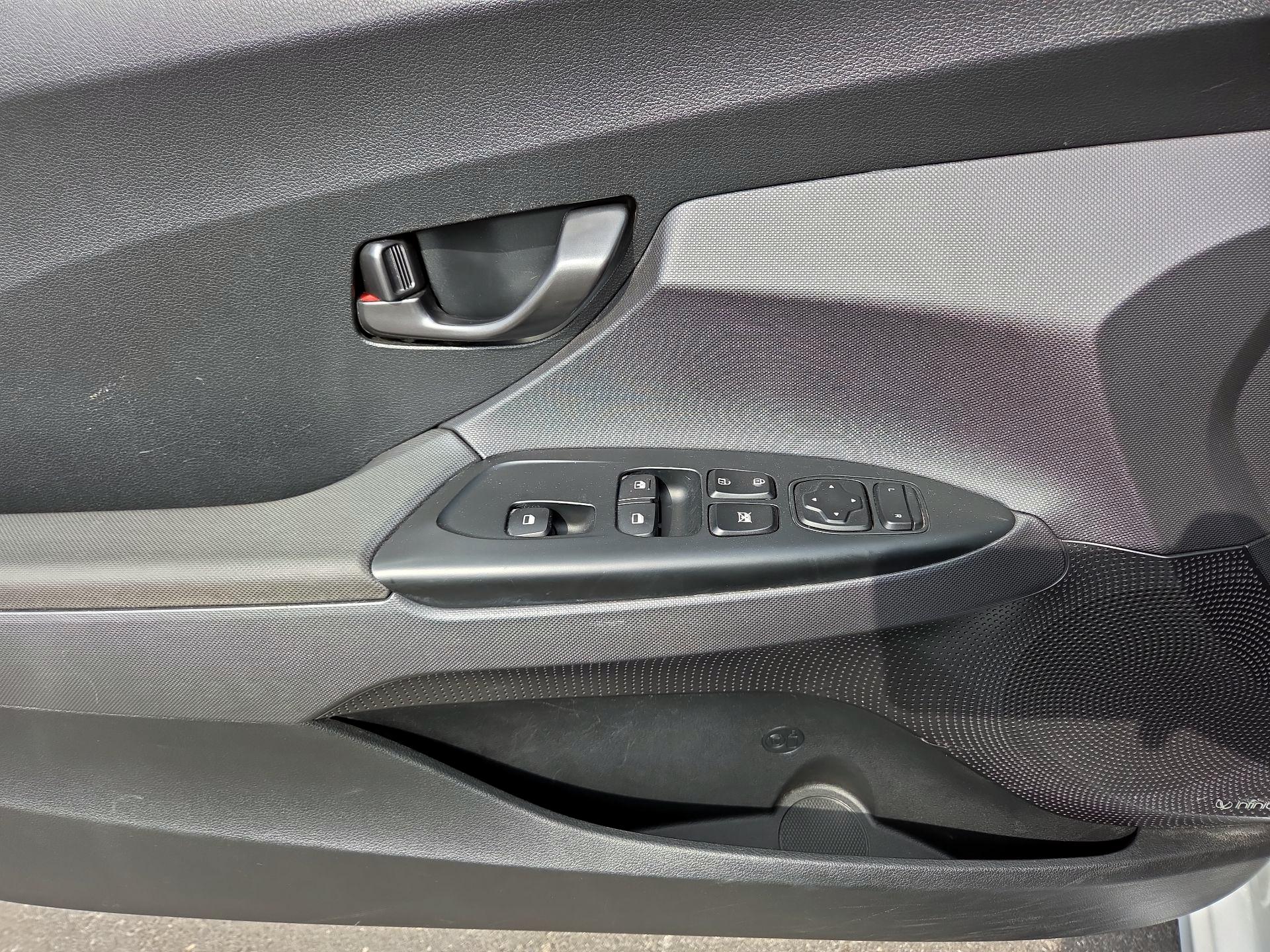 Thumbnail: 2019 Hyundai Veloster - 10