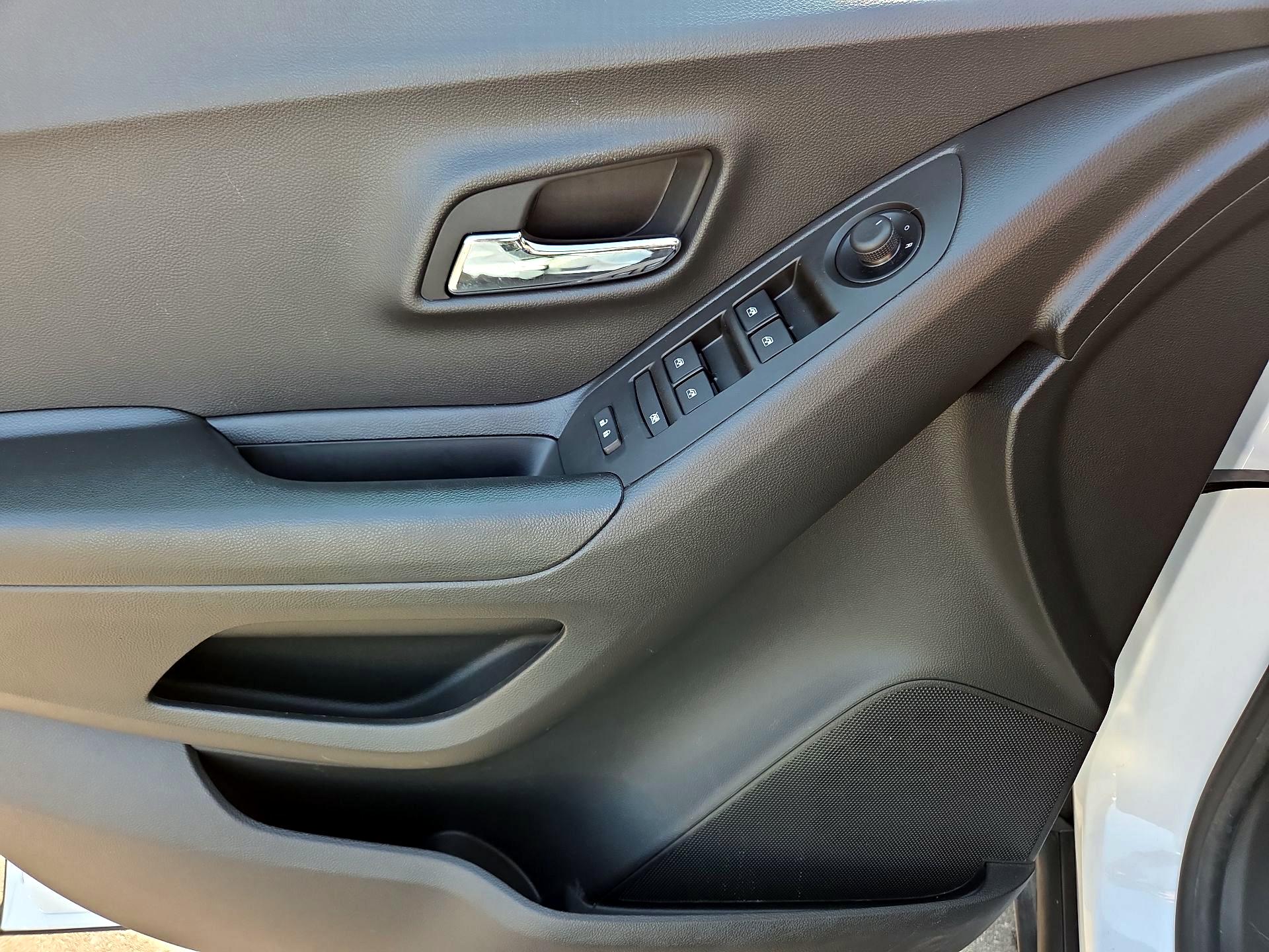 Thumbnail: 2022 Chevrolet Trax - 10