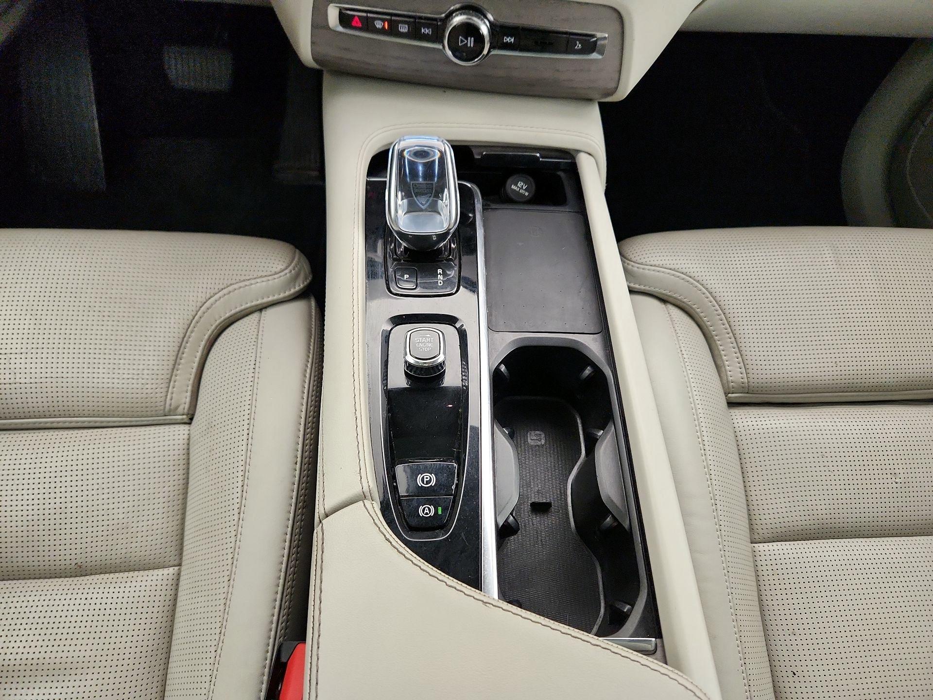 Thumbnail: 2022 Volvo XC90 - 18