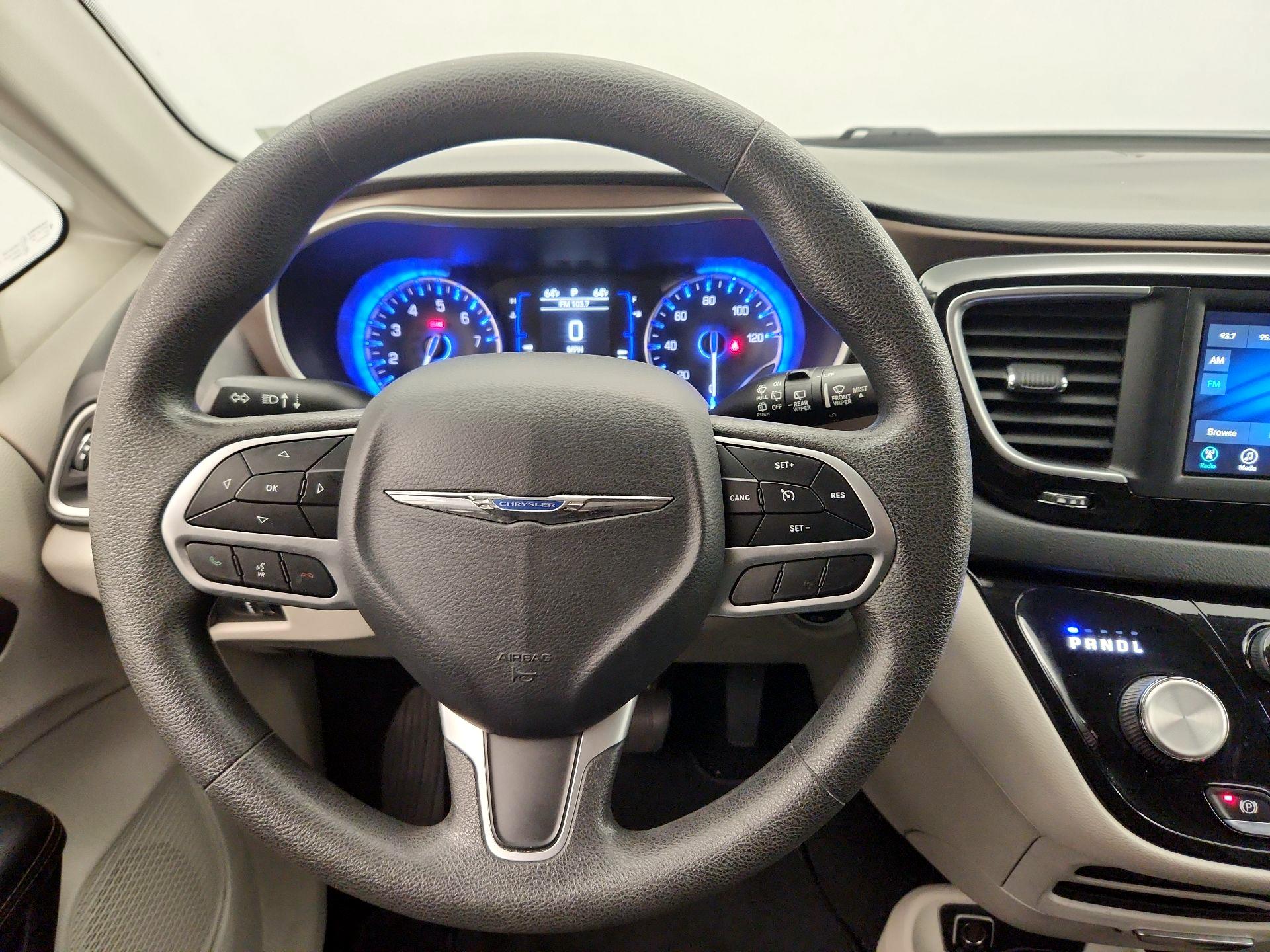 Thumbnail: 2018 Chrysler Pacifica - 10