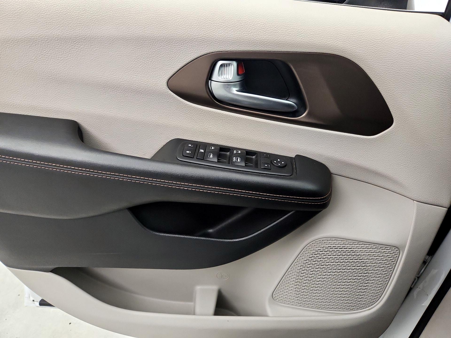 Thumbnail: 2018 Chrysler Pacifica - 12