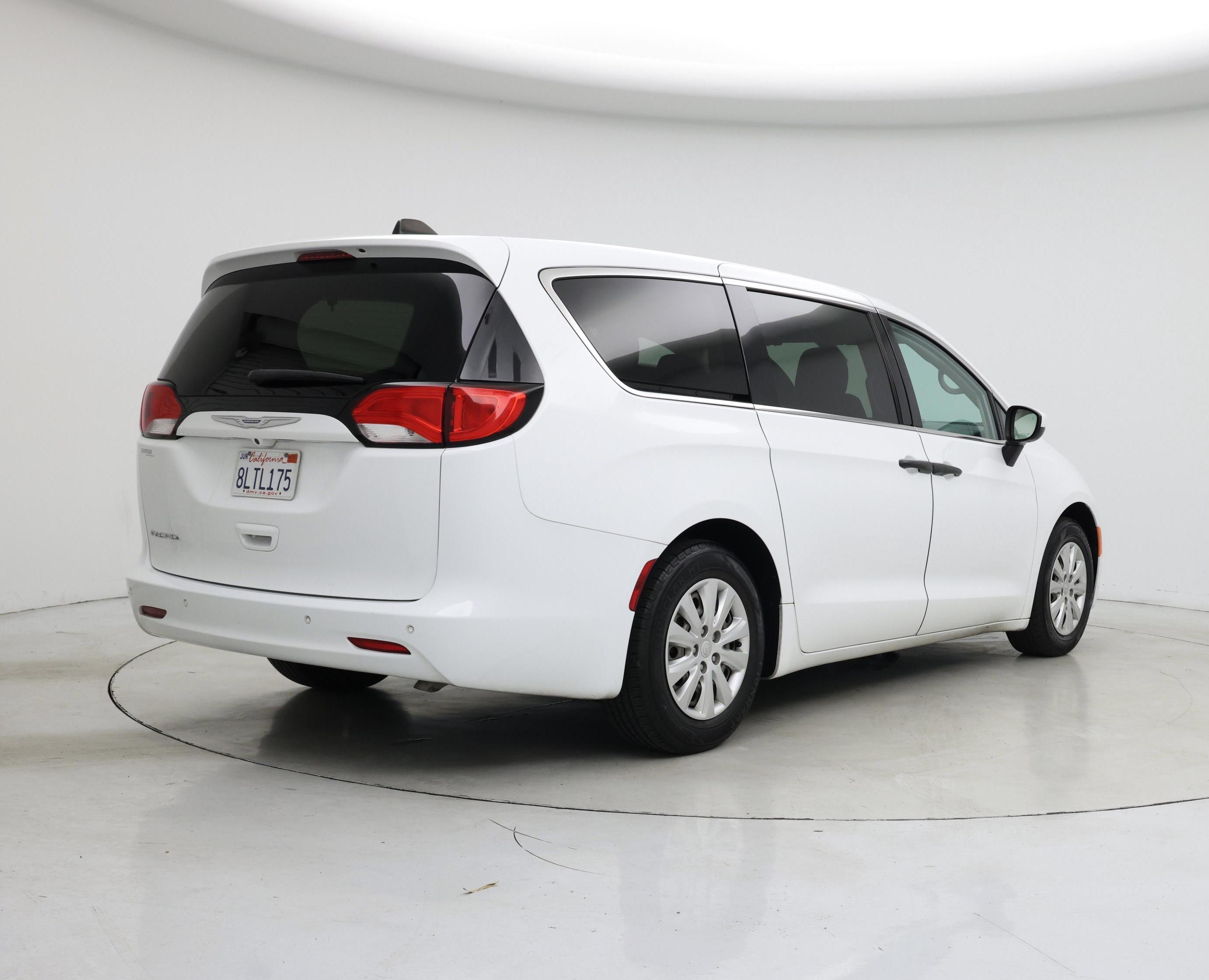 Thumbnail: 2018 Chrysler Pacifica - 8