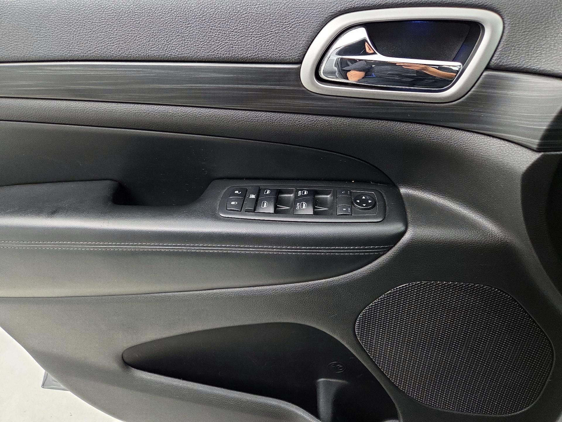 Thumbnail: 2019 Jeep Grand Cherokee - 12