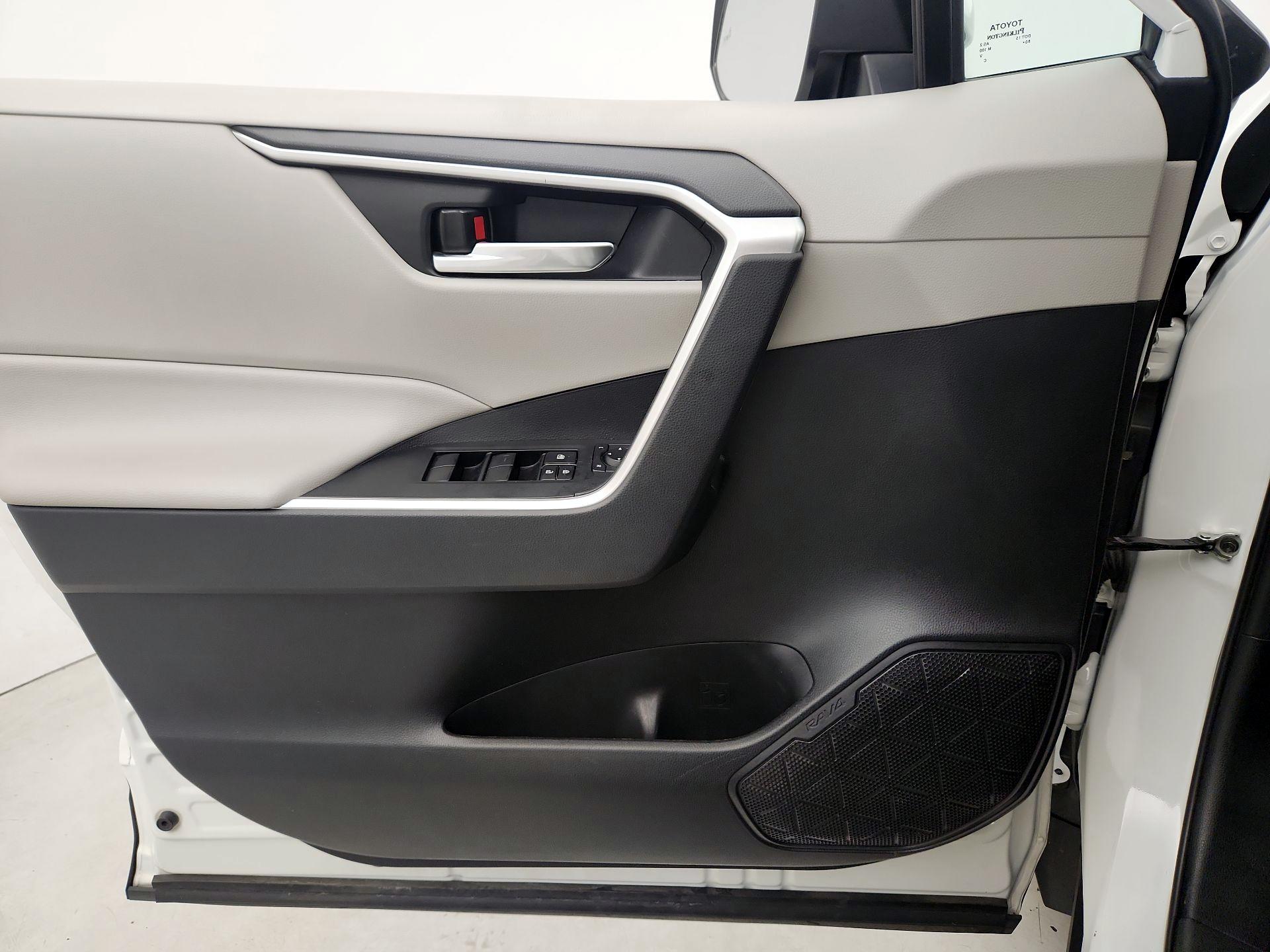 Thumbnail: 2020 Toyota RAV4 - 12