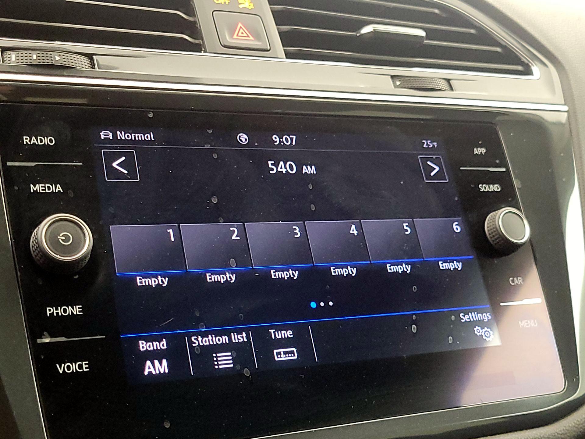 Thumbnail: 2020 Volkswagen Tiguan - 15