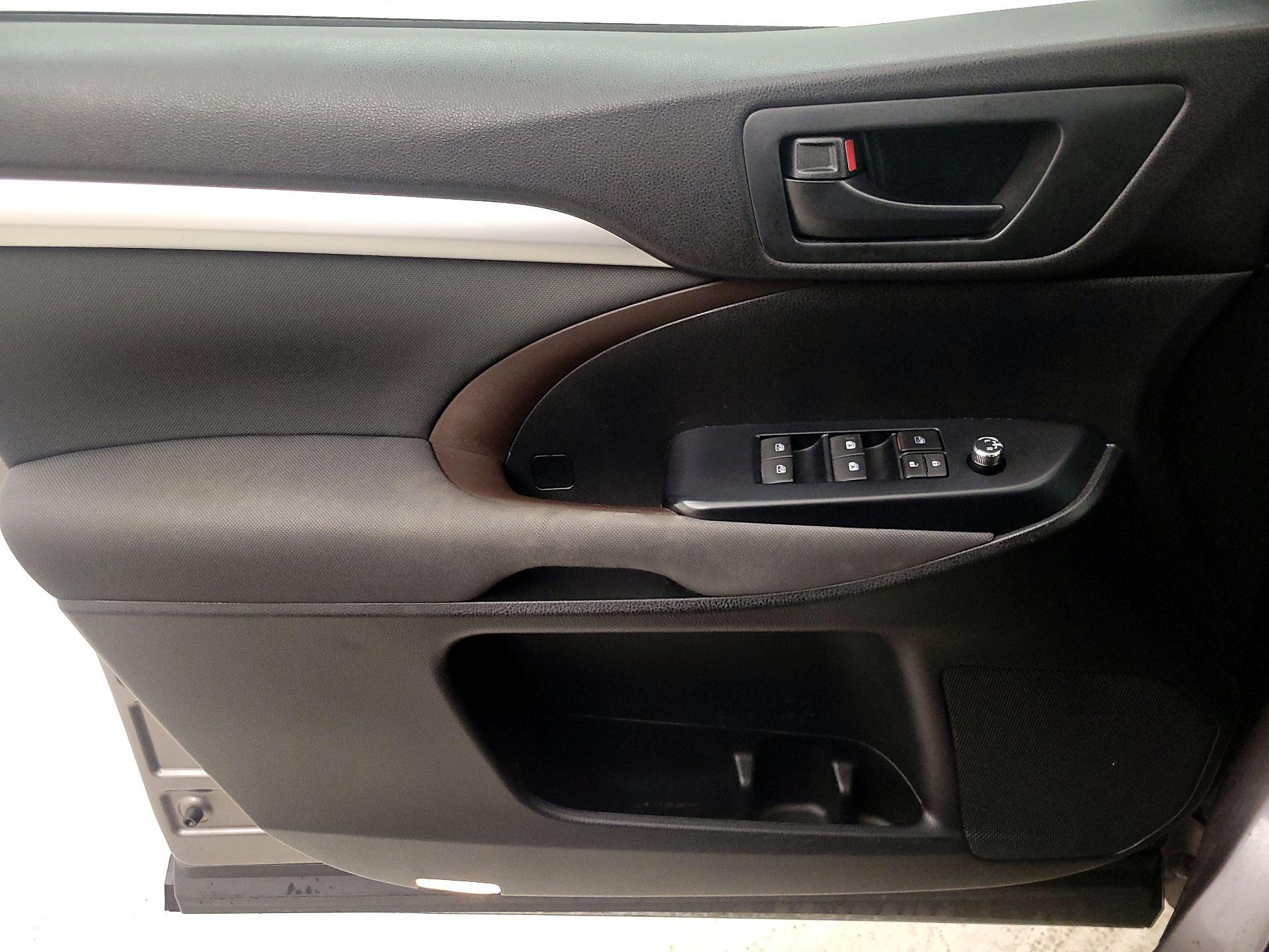 Thumbnail: 2016 Toyota Highlander - 12