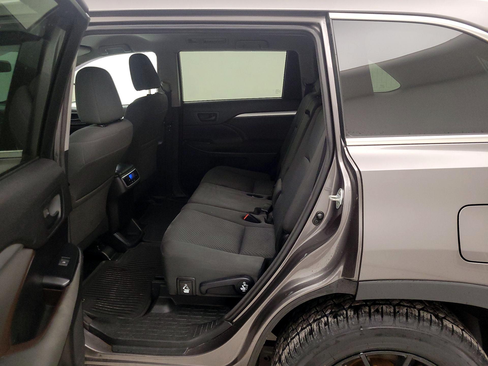 Thumbnail: 2016 Toyota Highlander - 19