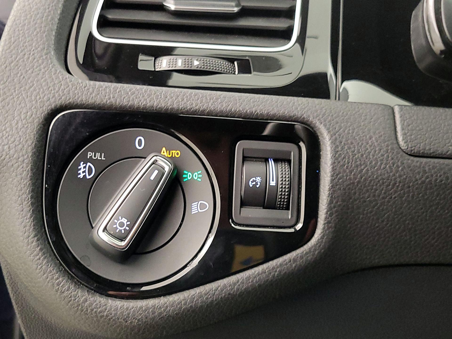 Thumbnail: 2018 Volkswagen Golf - 13