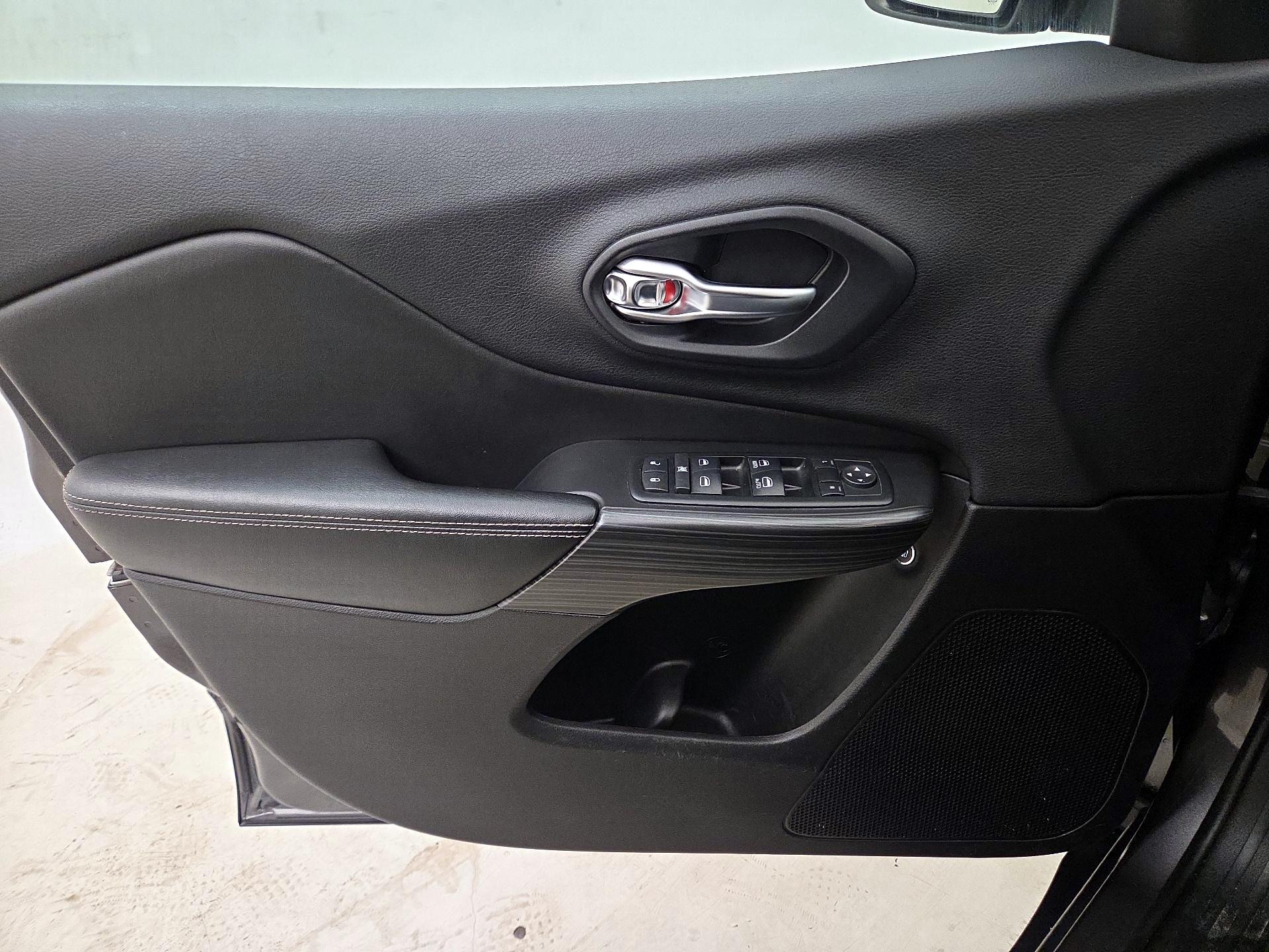 Thumbnail: 2015 Jeep Cherokee - 12