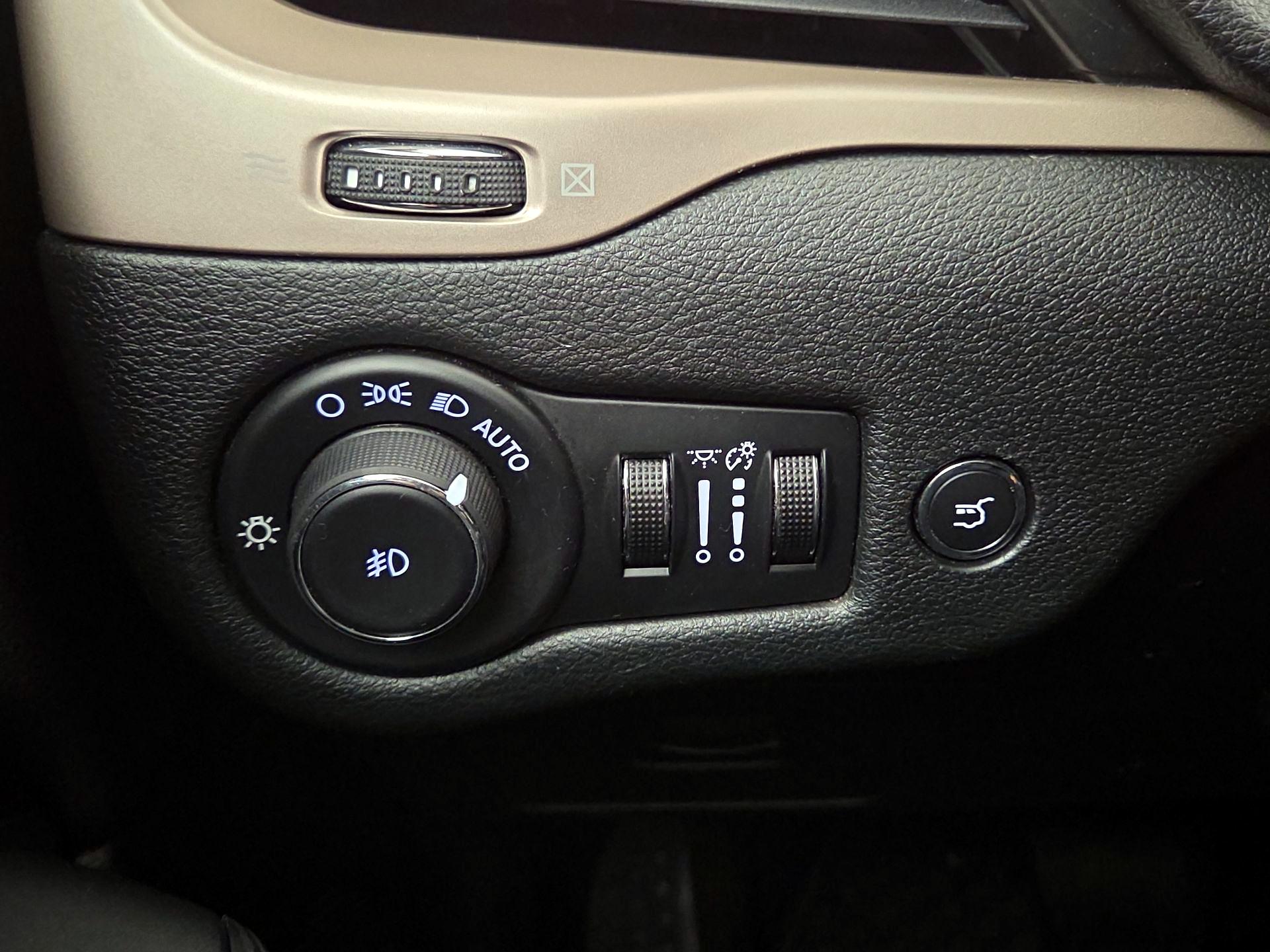 Thumbnail: 2015 Jeep Cherokee - 13