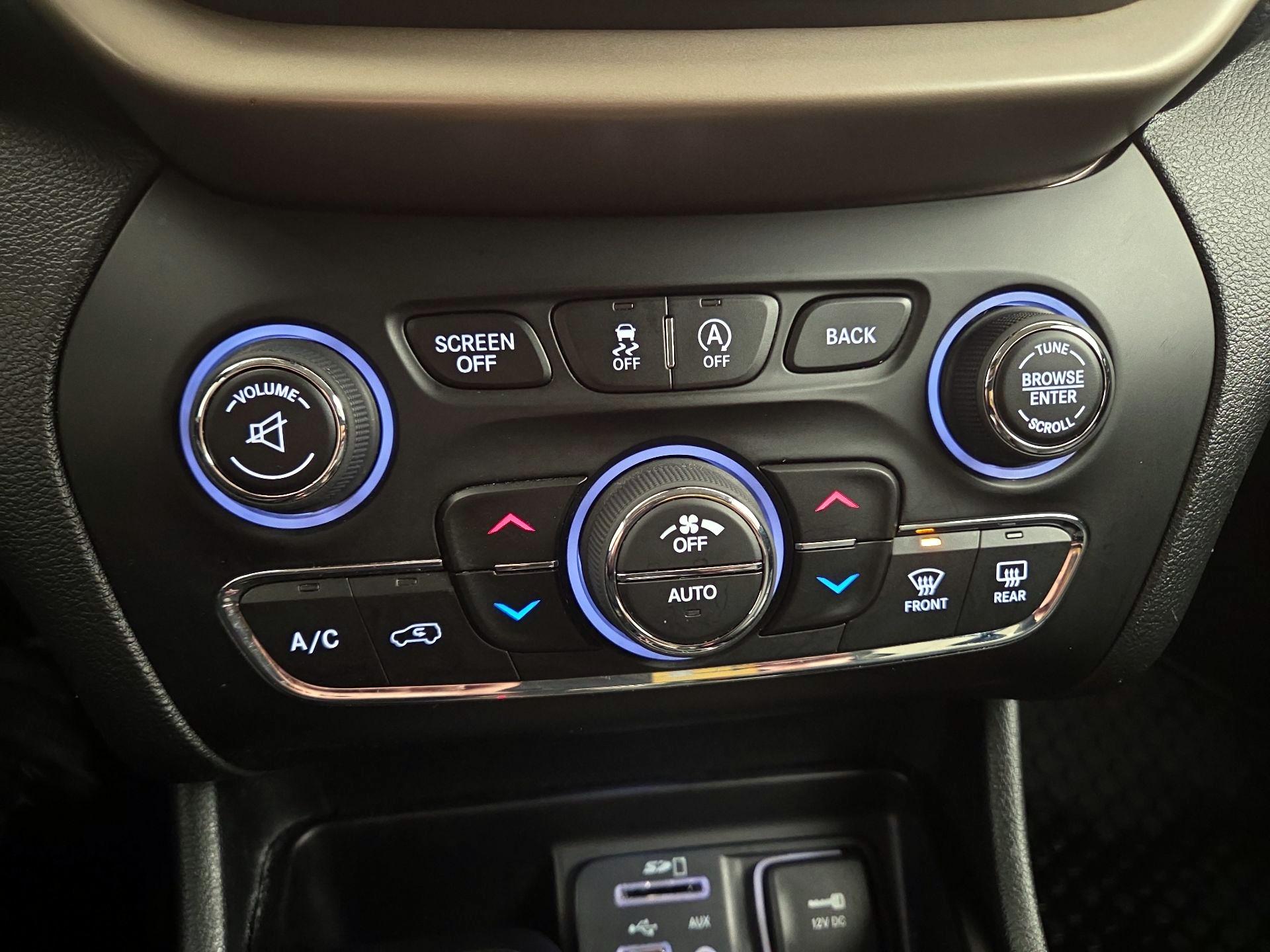 Thumbnail: 2015 Jeep Cherokee - 16