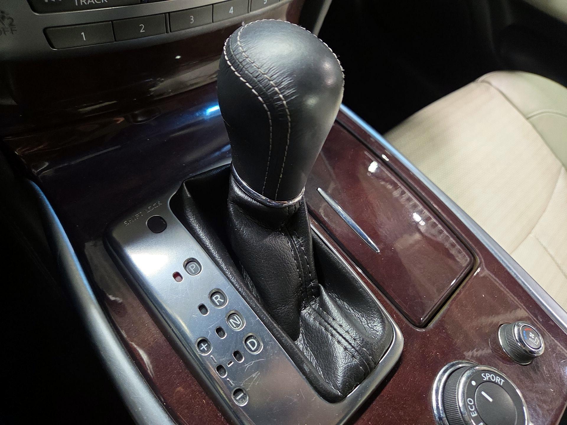 Thumbnail: 2015 INFINITI Q70 - 18