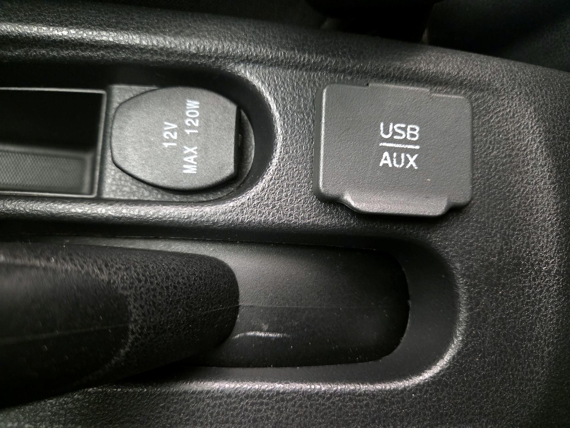 Thumbnail: 2015 Nissan Versa Note - 17