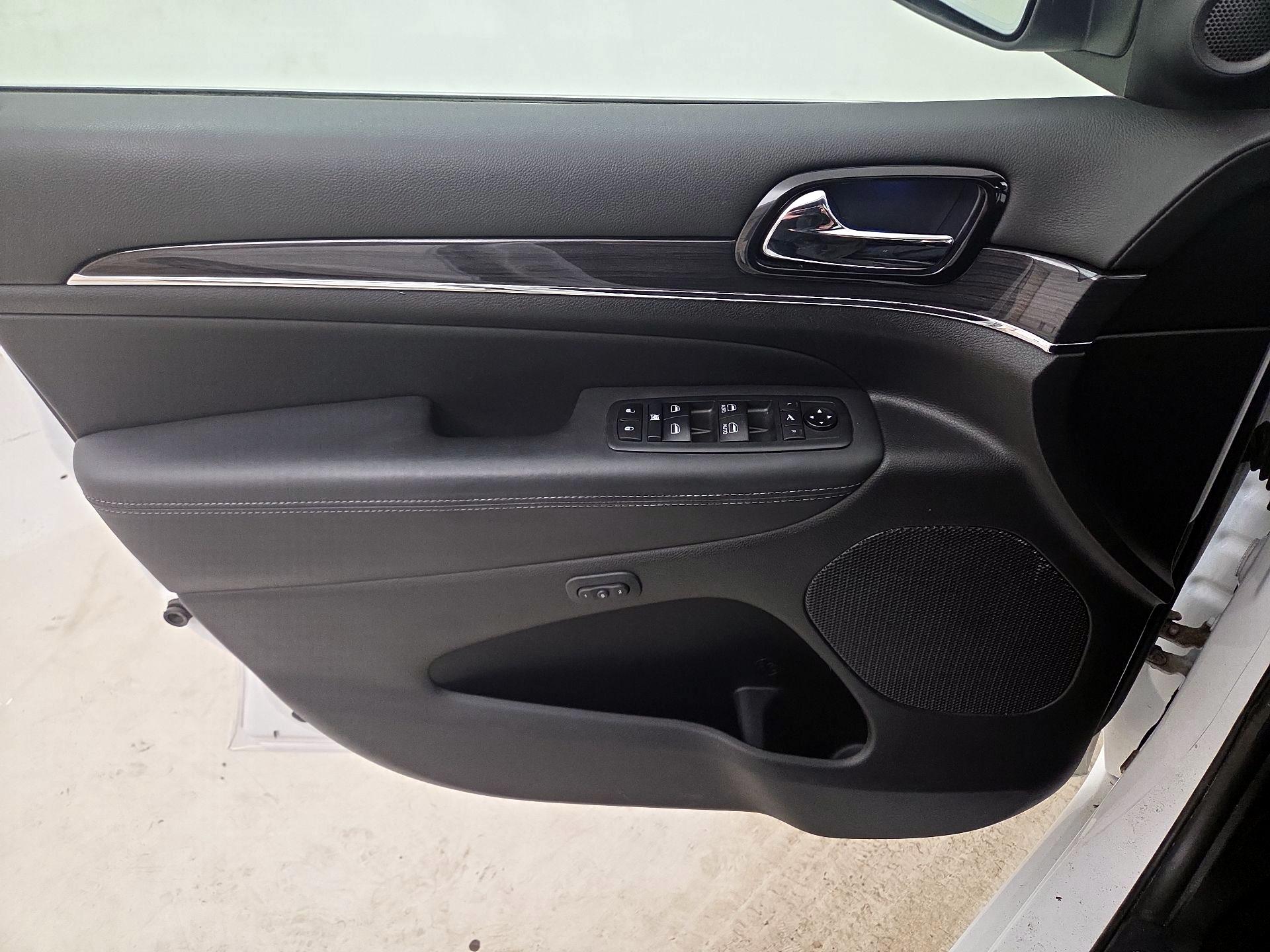 Thumbnail: 2020 Jeep Grand Cherokee - 12