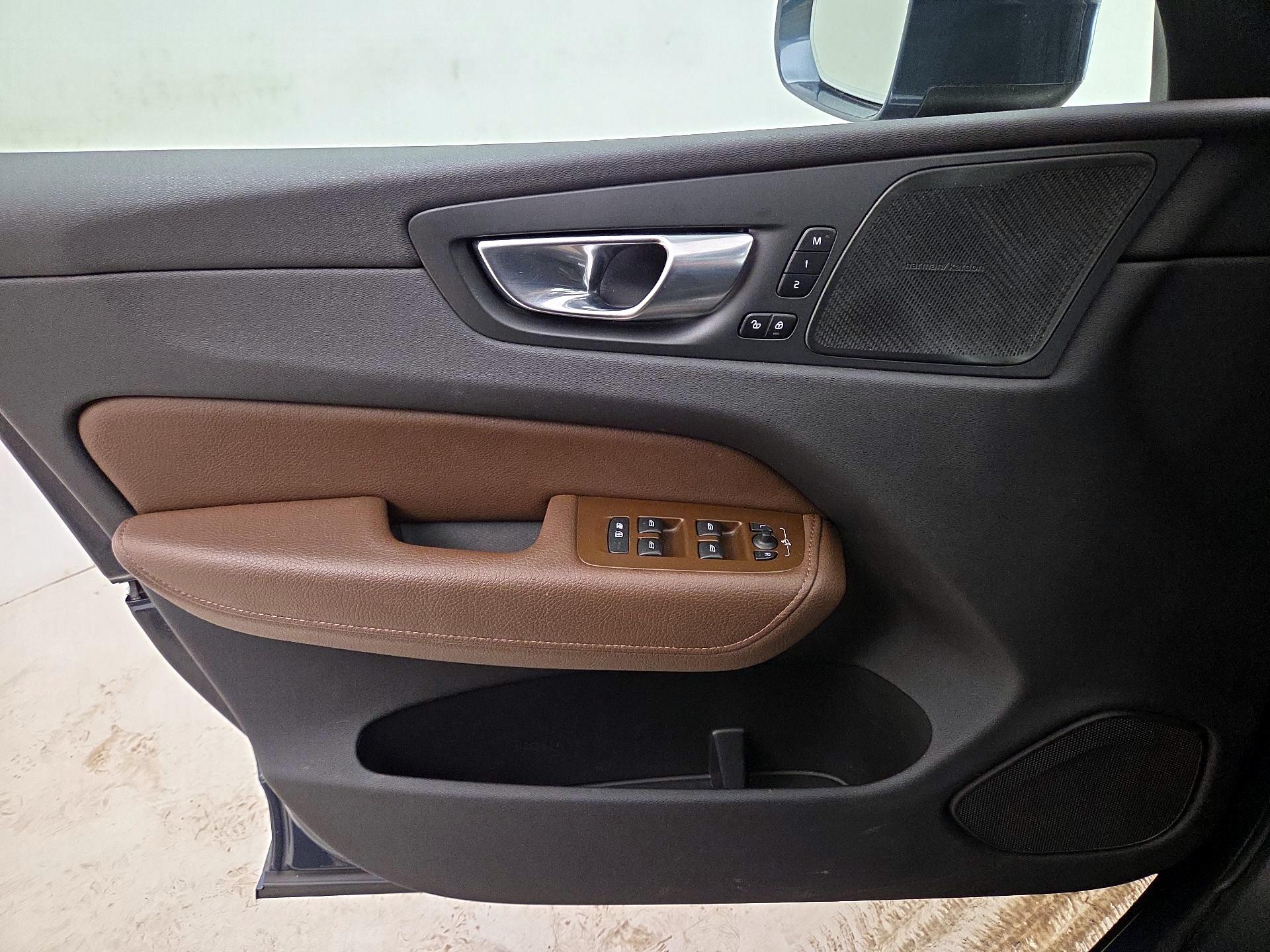 Thumbnail: 2022 Volvo XC60 - 12