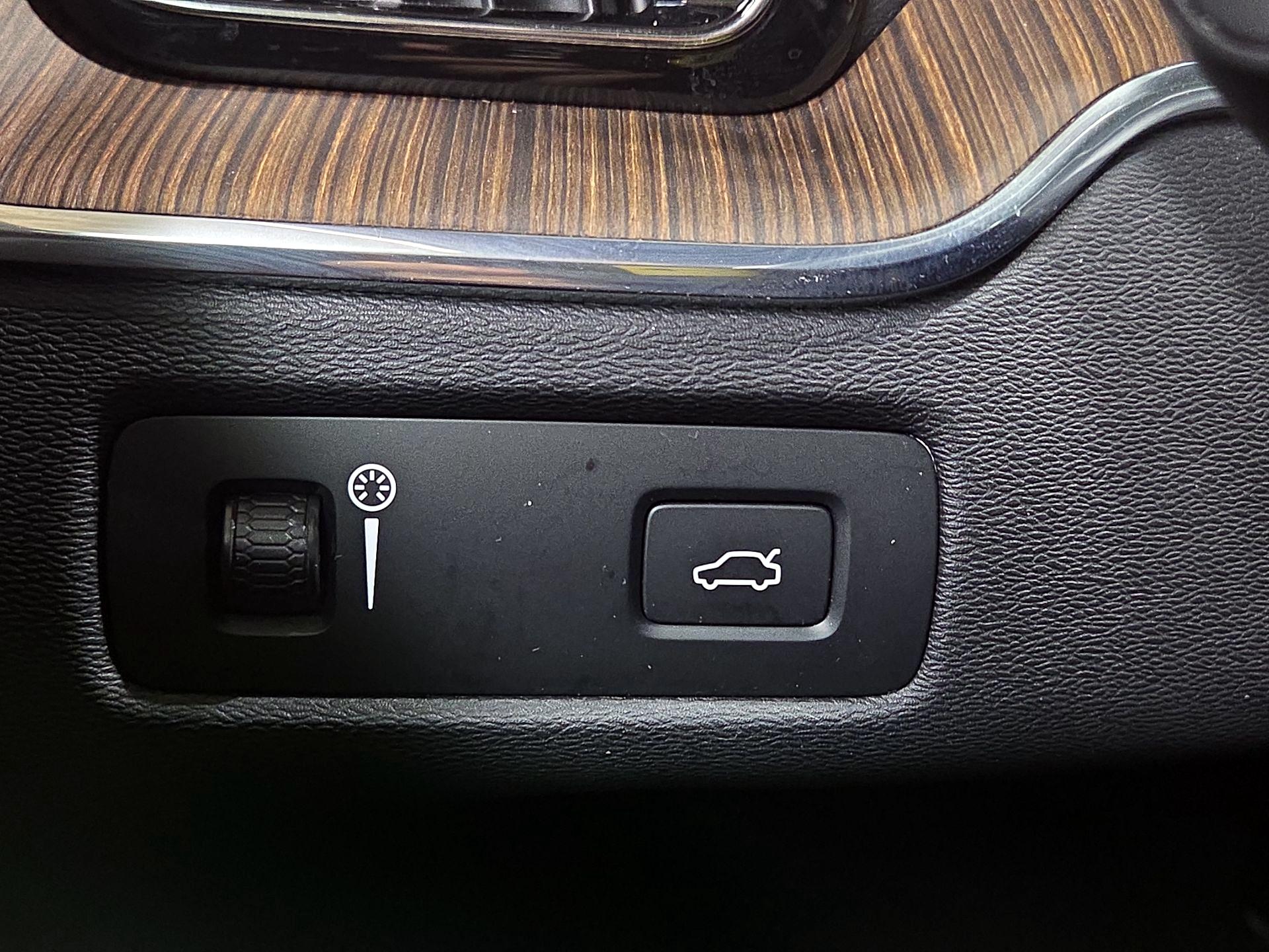 Thumbnail: 2022 Volvo XC60 - 13