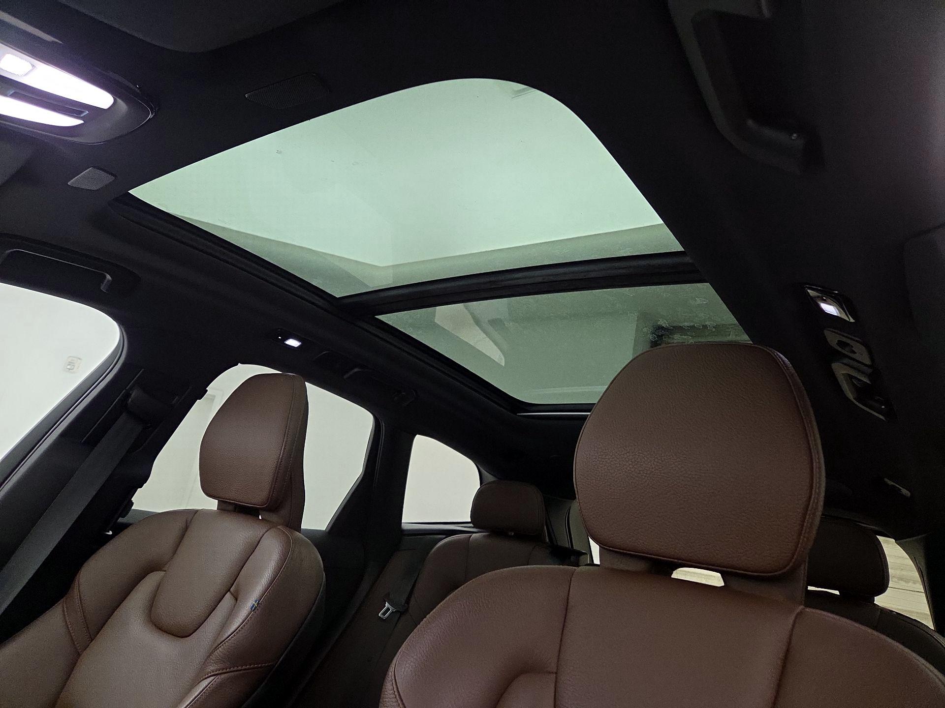 Thumbnail: 2022 Volvo XC60 - 20