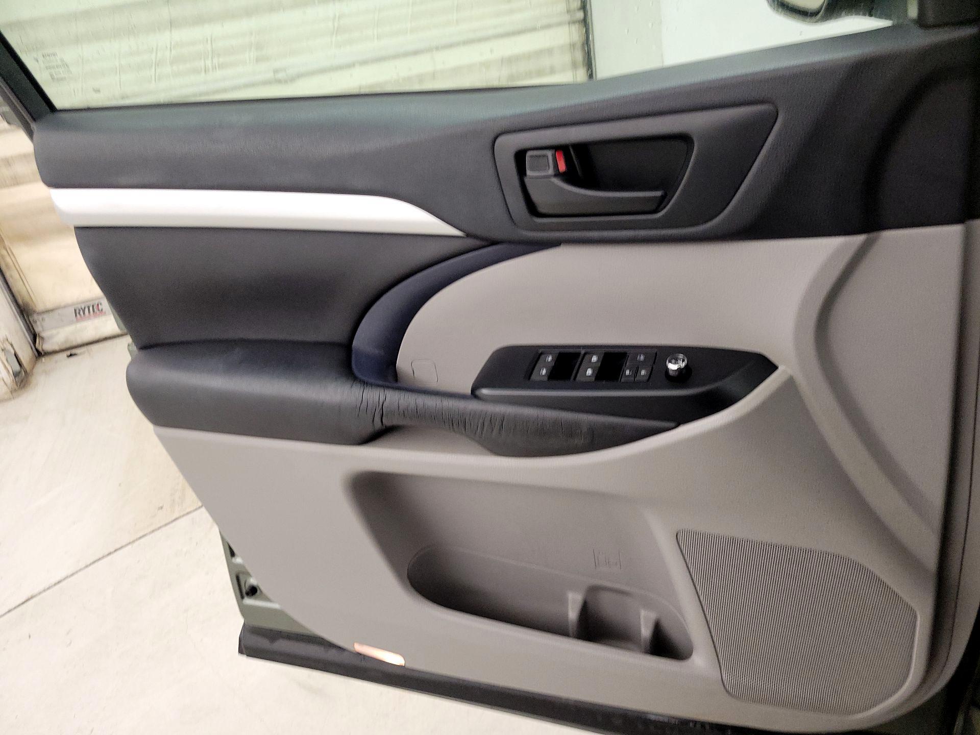 Thumbnail: 2015 Toyota Highlander - 12